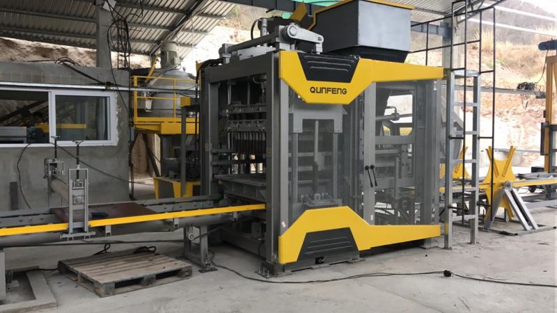 the QS1800 intelligent block machine of the Guatemala volcanic ash brick production line Mesin Blok Pintar QS1800 dari barisan pengeluaran Brick Volcanic Volcanic Guatemala