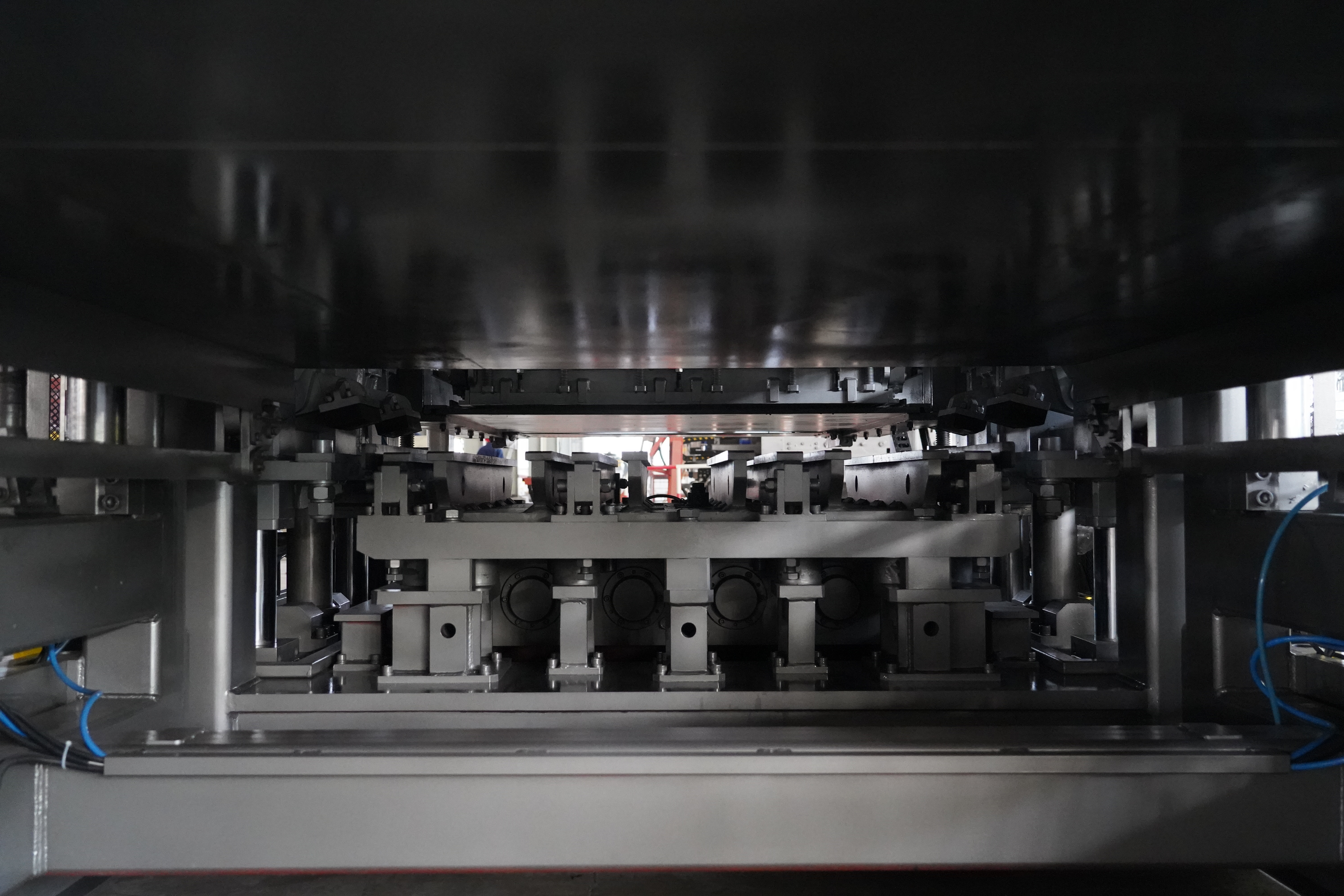 The third-generation servo-vibration system, an invention patented by Qunfeng Machinery, was developed in-house. Sistem getaran servo generasi ketiga, ciptaan yang dipatenkan oleh Qunfeng Machinery, telah dibangunkan secara dalaman.
