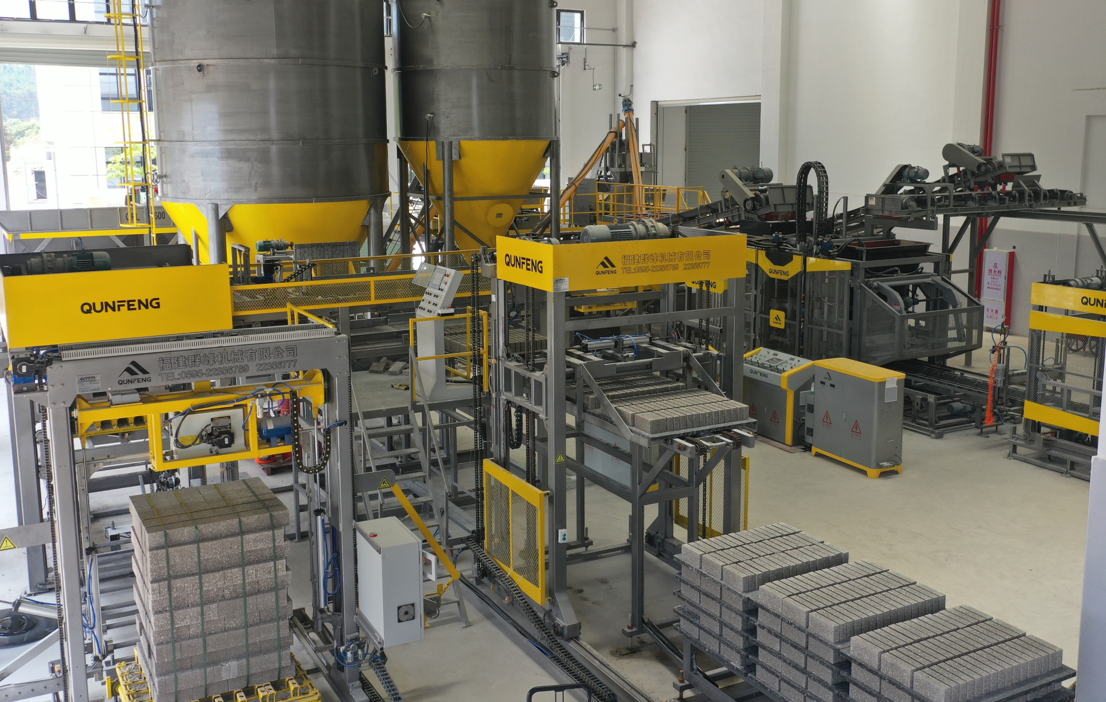 The QS1300 production line commissioned in Dehua utilizes ceramic waste to manufacture bricks. Barisan pengeluaran QS1300 yang ditugaskan di Dehua menggunakan sisa seramik untuk mengeluarkan batu bata.