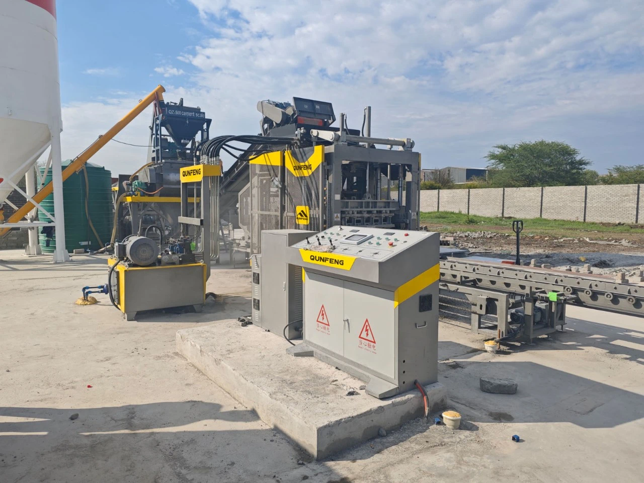 Qunfeng Machinery’s QS series fully automatic concrete product production line is already in operation in South Africa. Barisan pengeluaran produk konkrit automatik sepenuhnya siri Qunfeng Machinery sudah pun beroperasi di Afrika Selatan.