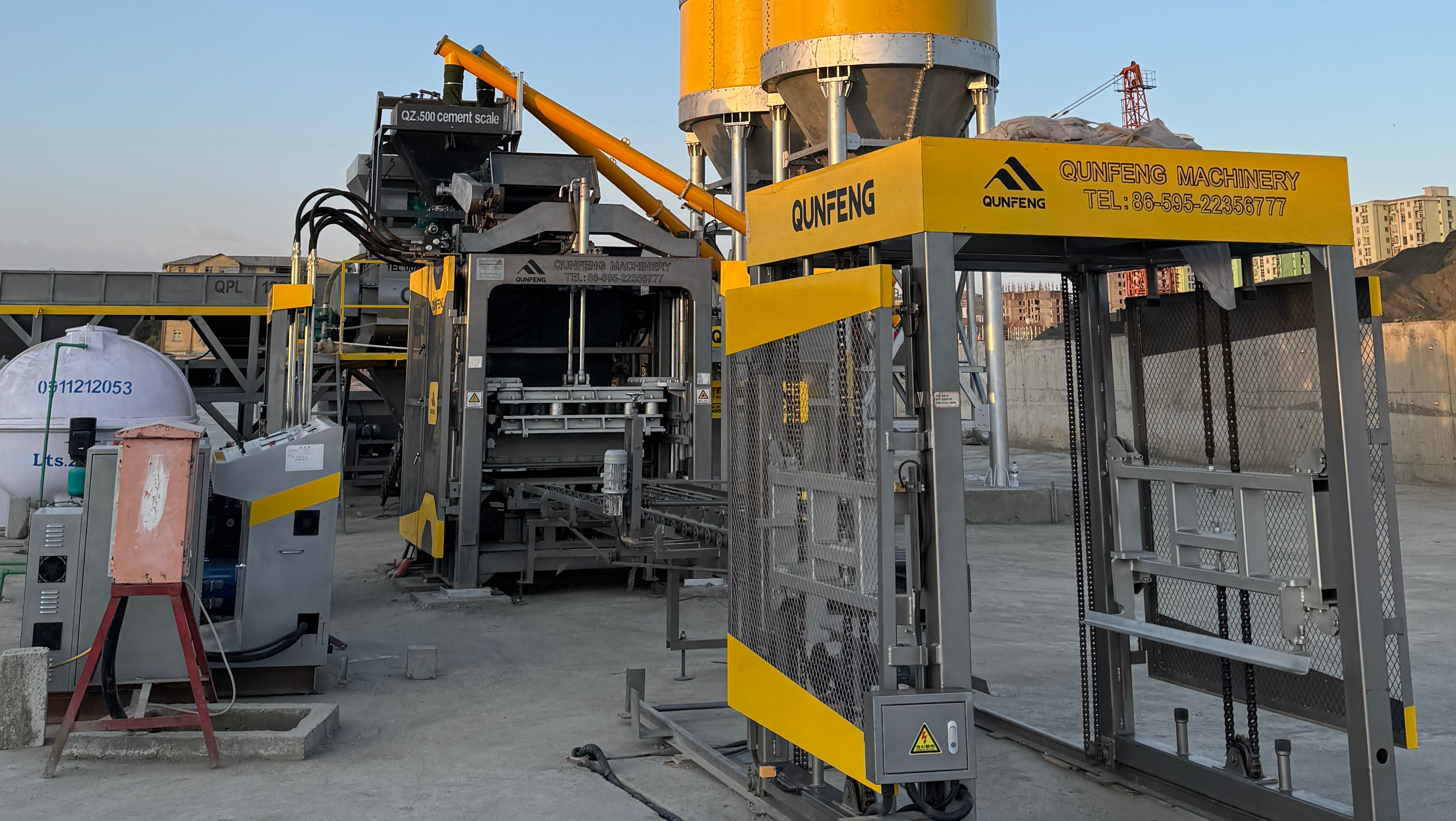 Qunfeng Machinery’s concrete product production line project site in Ethiopia, developed in partnership with a large state-owned enterprise. Tapak projek barisan pengeluaran produk konkrit Qunfeng Machinery di Ethiopia, dibangunkan dengan kerjasama sebuah perusahaan besar milik kerajaan.