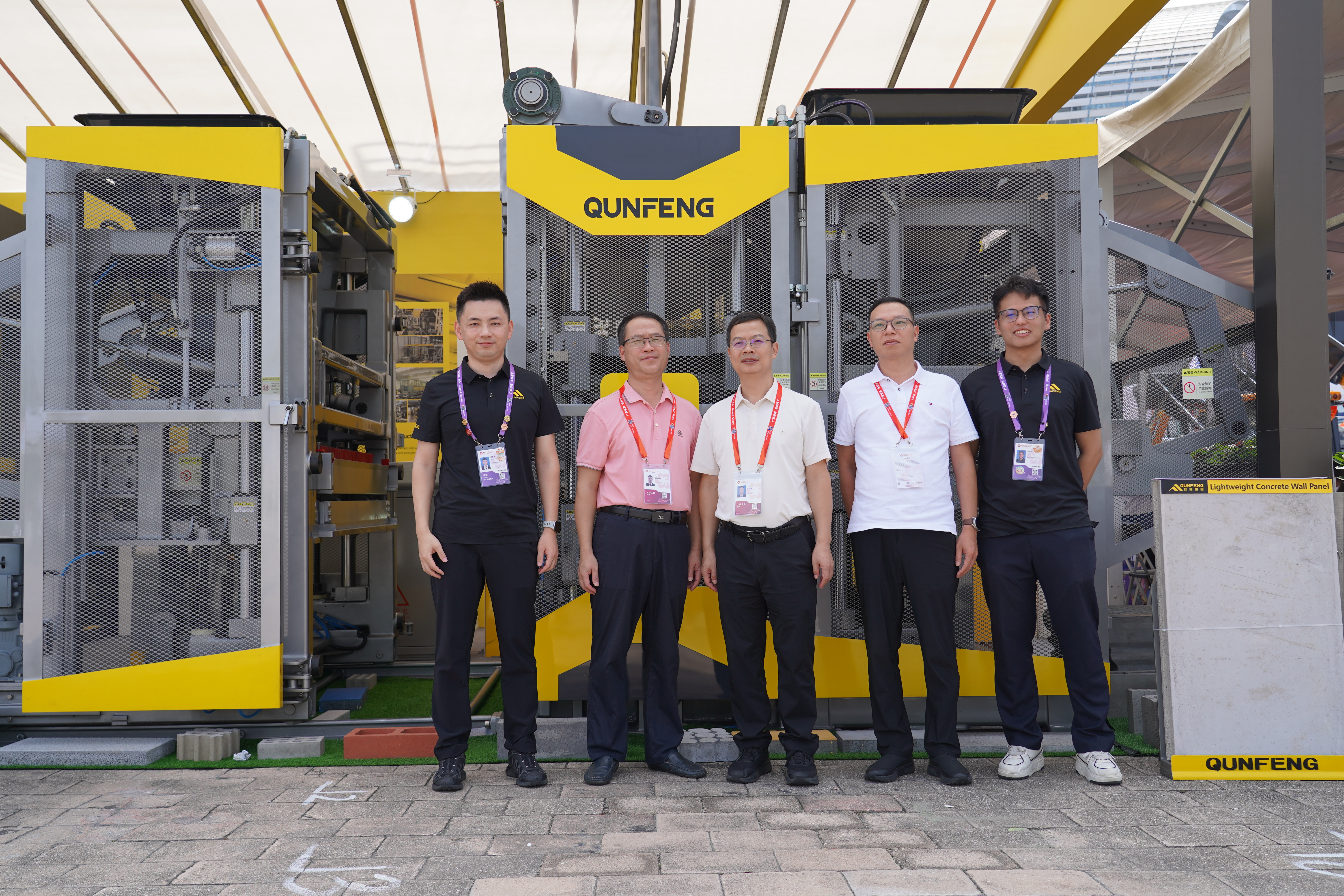 As an officially recognized “specialized, refined, unique, and innovative” (SRUI) “little giant” enterprise and an industry leader, Qunfeng Machinery’s exhibition booth has received support from government authorities. Sebagai sebuah perusahaan 'gergasi kecil' (SRUI) yang diiktiraf secara rasmi dan peneraju industri, gerai pameran Qunfeng Machinery telah mendapat sokongan daripada pihak berkuasa kerajaan.