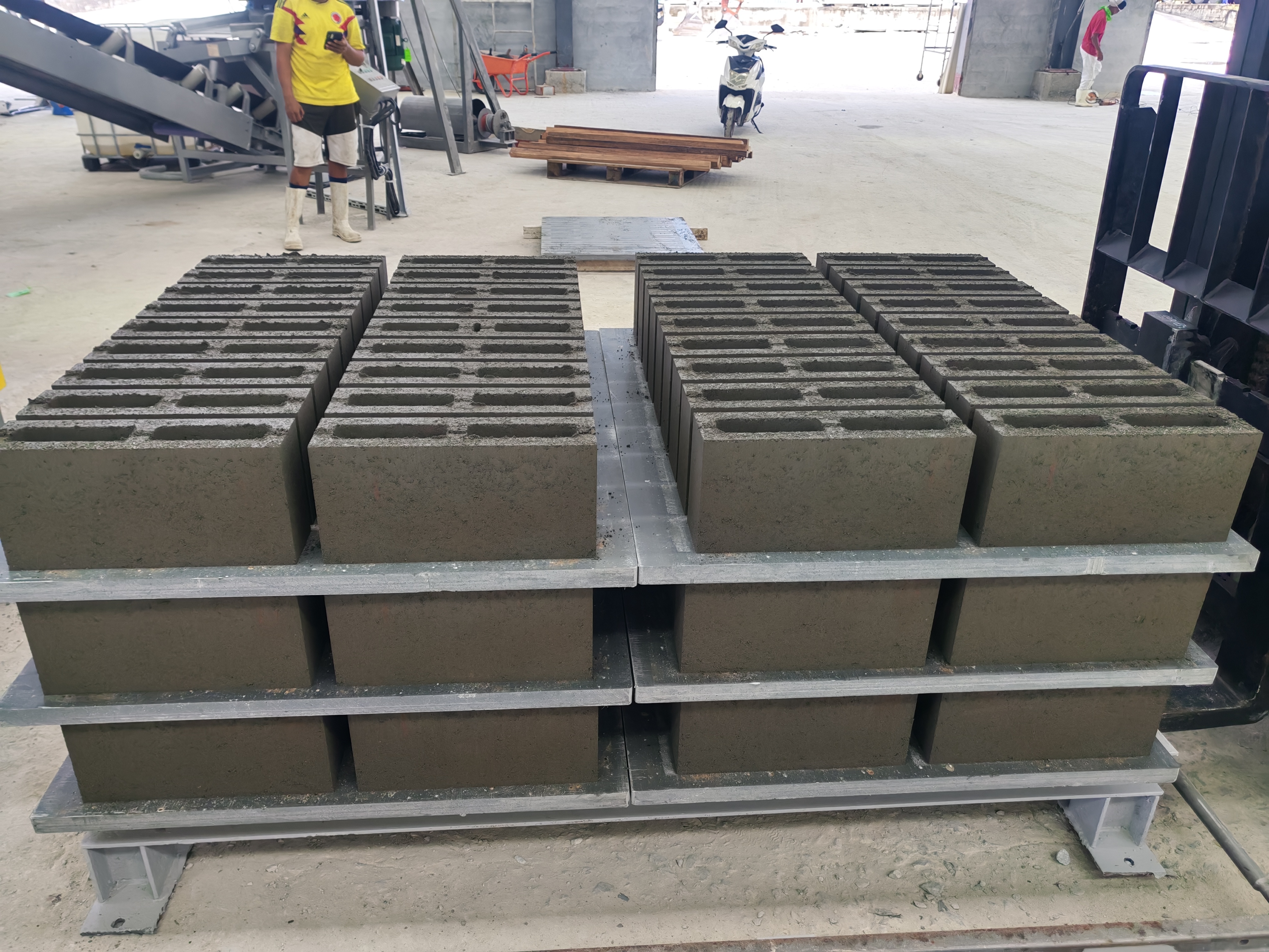 Products manufactured by Qunfeng Machinery's brick-making equipment feature precise molding and a high yield rate. Produk yang dikeluarkan oleh peralatan pembuatan batu bata Qunfeng Machinery mempunyai pengacuan yang tepat dan kadar hasil yang tinggi.