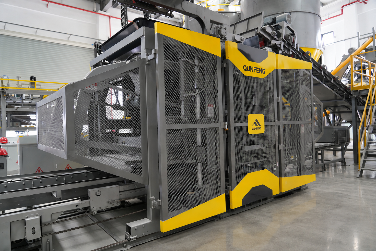 Qunfeng Machinery QS series intelligent fully automatic concrete product forming machine. Jentera Qunfeng QS siri pintar automatik sepenuhnya mesin membentuk produk konkrit.
