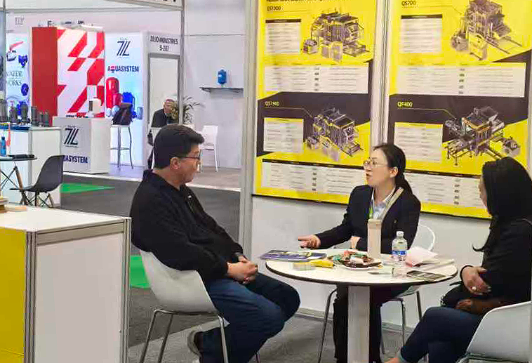 The Qunfeng Machinery team discusses a customized concrete product production line solution with an African client. Pasukan Qunfeng Machinery membincangkan penyelesaian barisan pengeluaran produk konkrit tersuai dengan pelanggan Afrika.