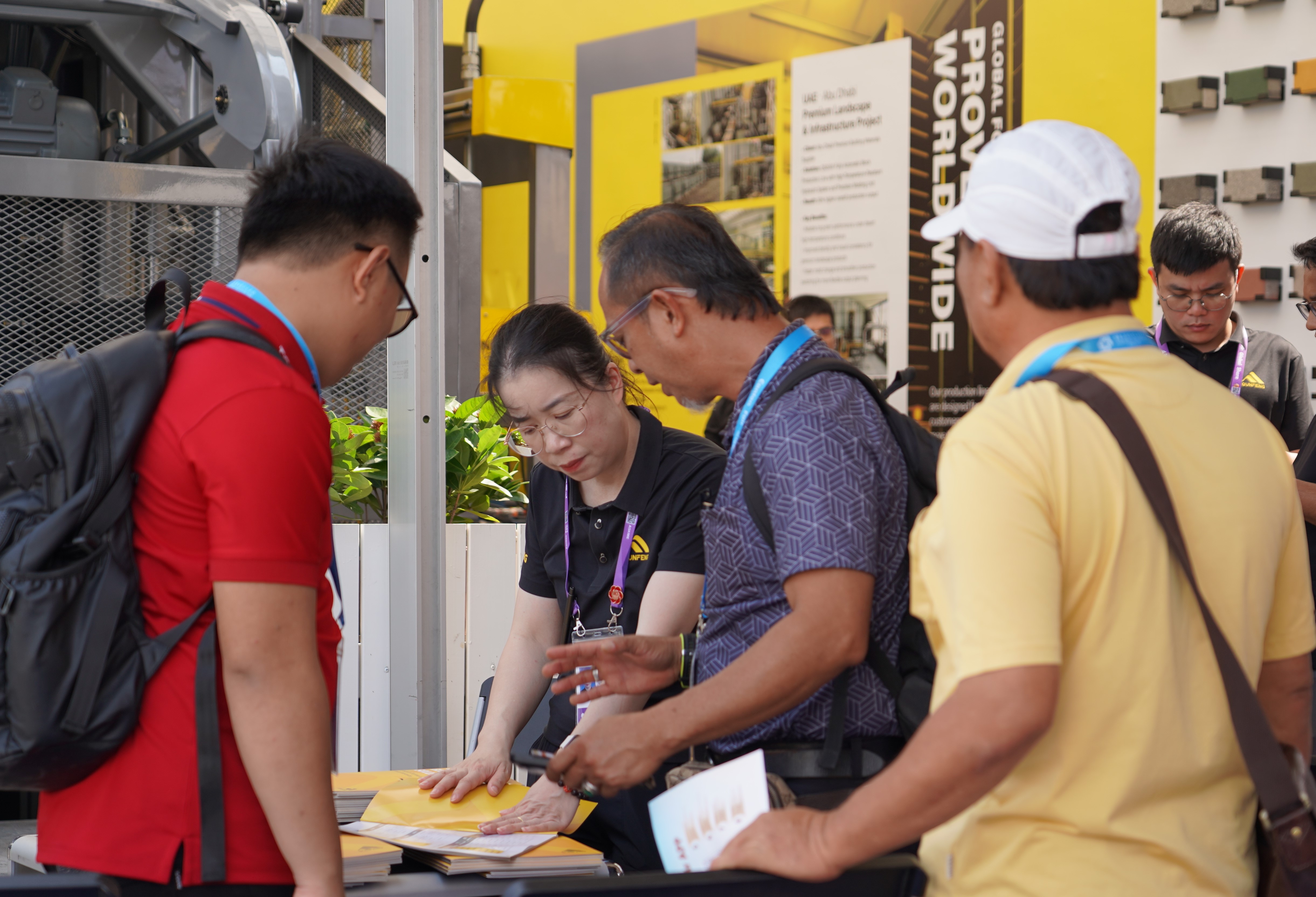 Clients from Southeast Asia learn about the solutions in detail from the Qunfeng Machinery team. Pelanggan dari Asia Tenggara mengetahui tentang penyelesaian secara terperinci daripada pasukan Qunfeng Machinery.