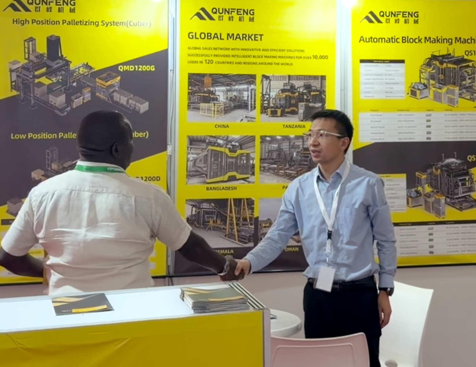 The Qunfeng team signed a contract with an African client at the exhibition. Pasukan Qunfeng menandatangani kontrak dengan pelanggan Afrika di pameran itu.