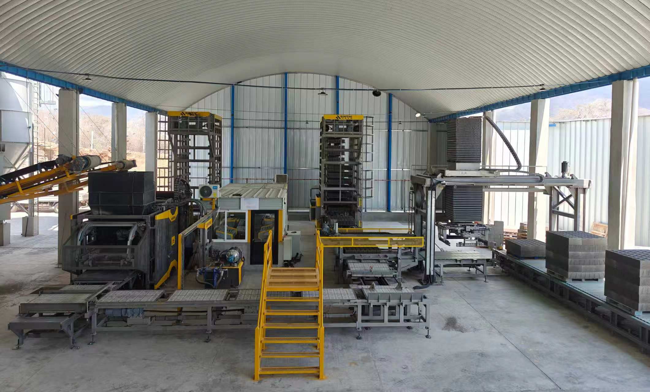 QS1500 fully automatic concrete product production line manufactured by Qunfeng Machinery for a client in Guatemala, South America. QS1500 barisan pengeluaran produk konkrit automatik sepenuhnya yang dikeluarkan oleh Qunfeng Machinery untuk pelanggan di Guatemala, Amerika Selatan.