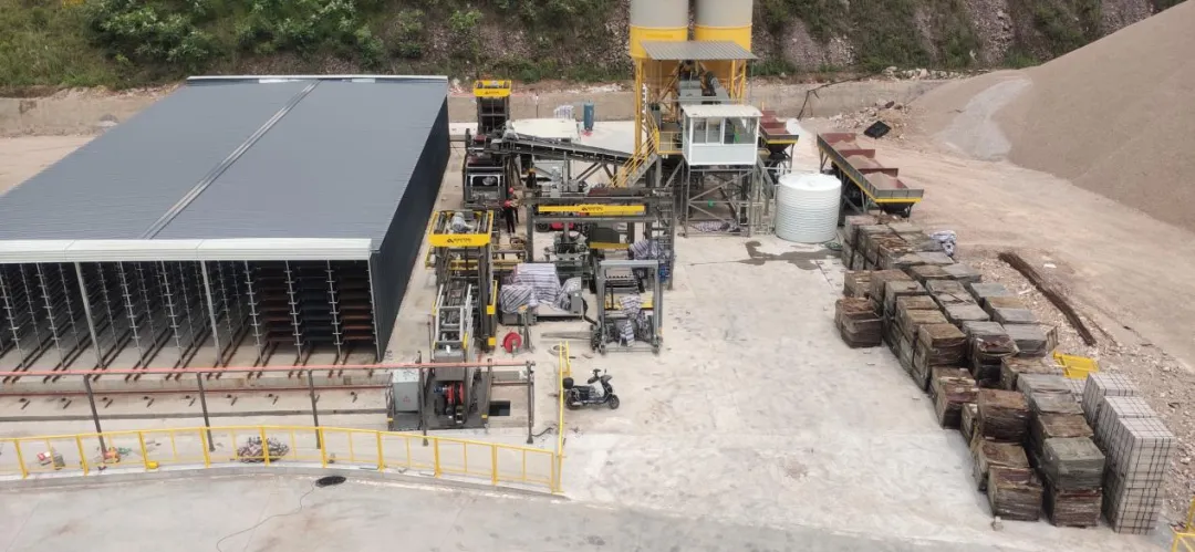The Zhejiang construction waste recycling and processing center utilizes a fully automated solid waste block production line from Qunfeng Machinery. Pusat kitar semula dan pemprosesan sisa pembinaan Zhejiang menggunakan barisan pengeluaran blok sisa pepejal automatik sepenuhnya daripada Jentera Qunfeng.