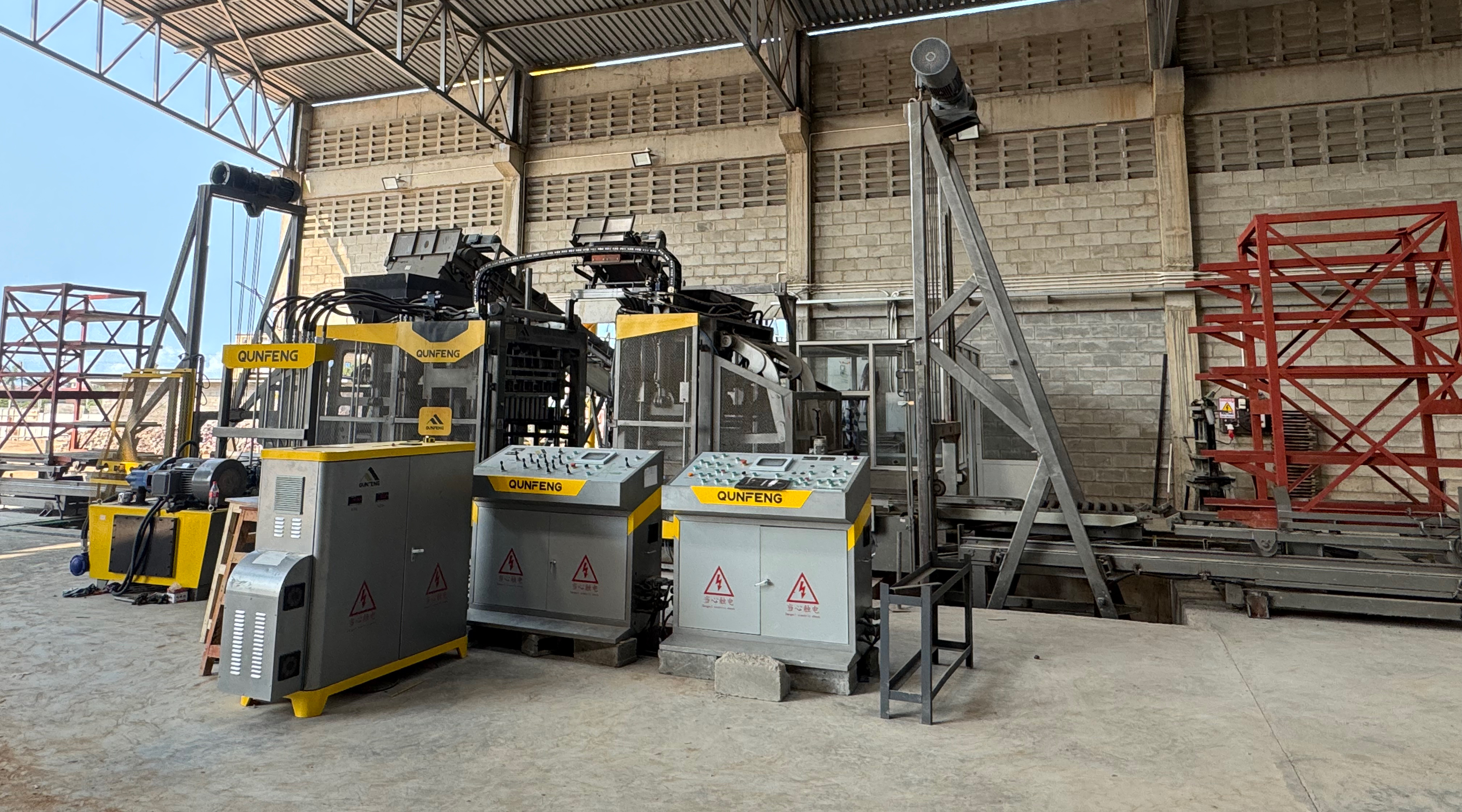 Qunfeng Machinery custom-designed an automatic concrete product production line with a U-shaped layout and rack system, tailored to the specific conditions of a client in Tanzania, Africa. Qunfeng Machinery mereka bentuk tersuai barisan pengeluaran produk konkrit automatik dengan susun atur berbentuk U dan sistem rak, disesuaikan dengan keadaan khusus pelanggan di Tanzania, Afrika.