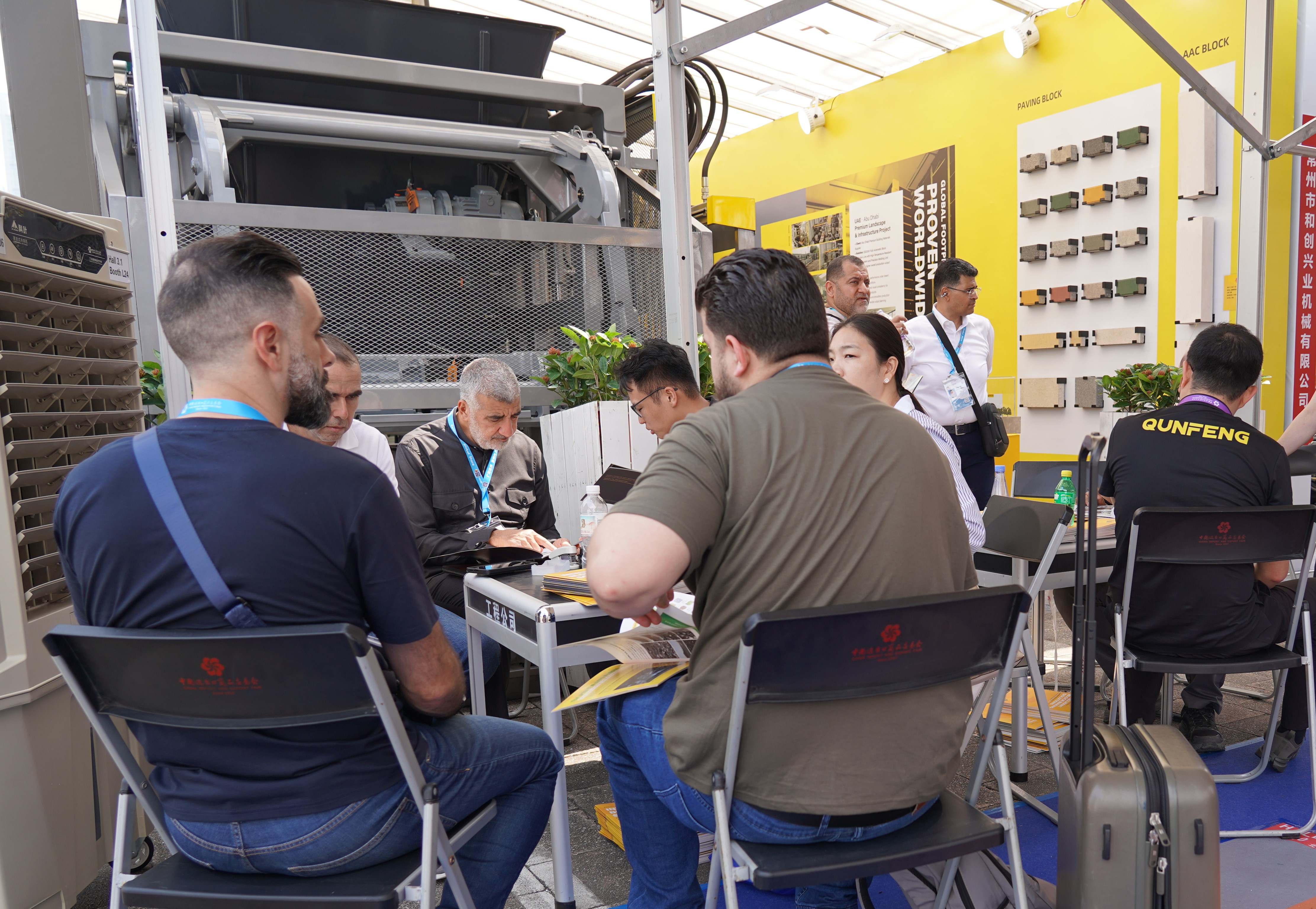 The Qunfeng Machinery team discusses cooperation proposals with clients. Pasukan Jentera Qunfeng membincangkan cadangan kerjasama dengan pelanggan.