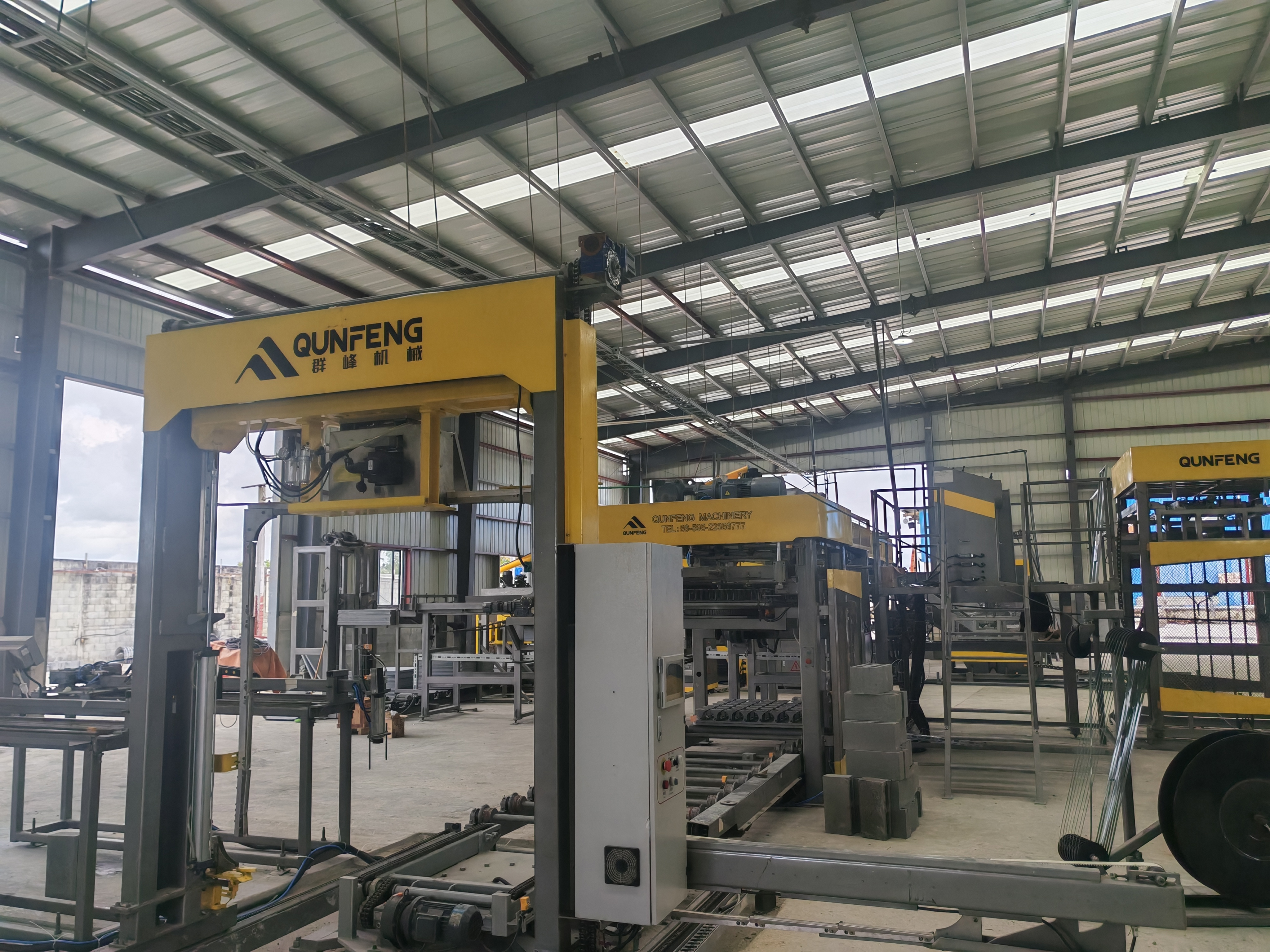QUNFENG Automatic Palletizing System effectively reduces labor costs and improves truck loading efficiency. QUNFENG Automatic Palletizing System berkesan mengurangkan kos buruh dan meningkatkan kecekapan memuatkan trak.