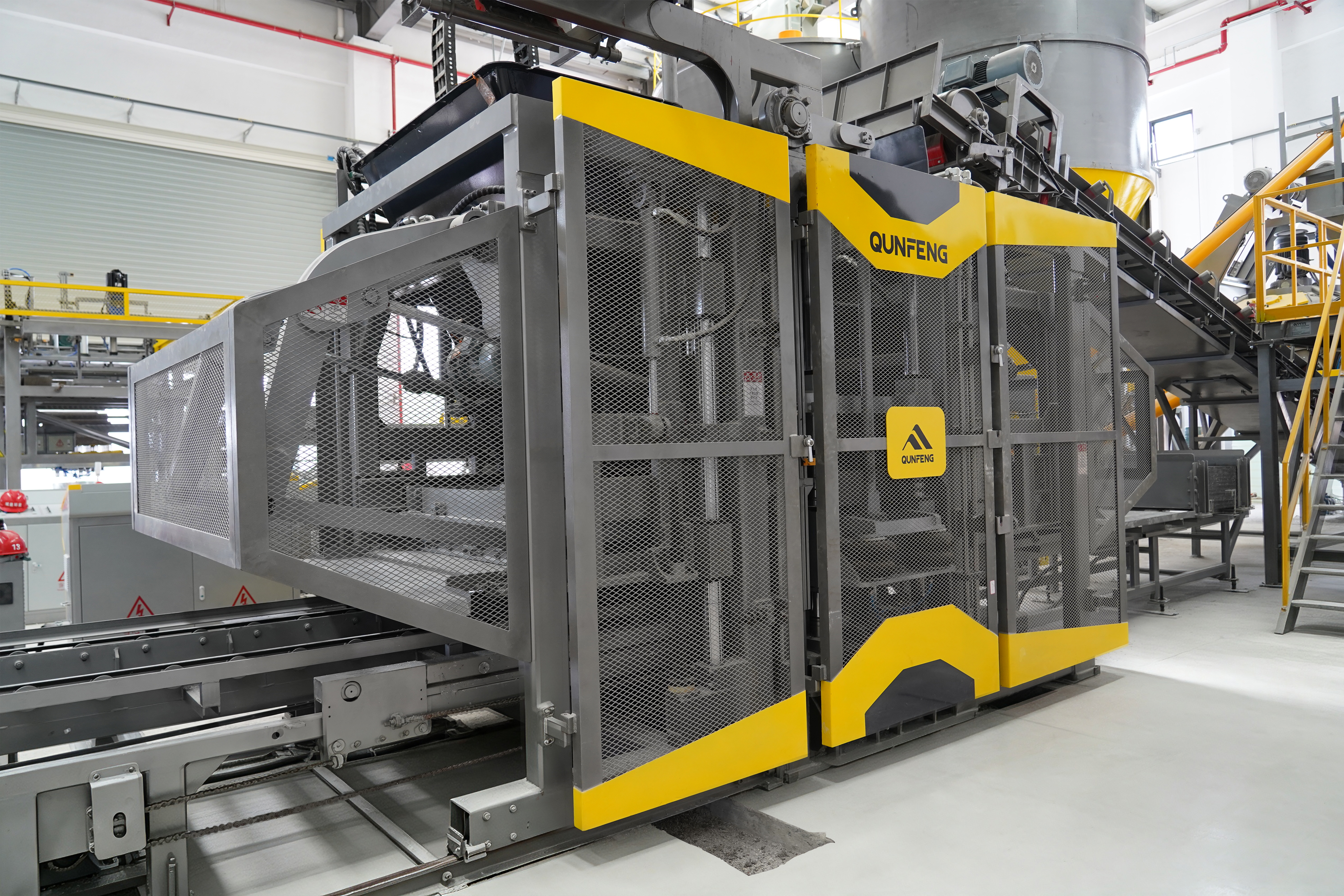Qunfeng Machinery’s QS1300 concrete product forming machine solved the challenge of block production using special solid waste for a client in Dehua. Mesin membentuk produk konkrit QS1300 Qunfeng Machinery menyelesaikan cabaran pengeluaran blok menggunakan sisa pepejal khas untuk pelanggan di Dehua.