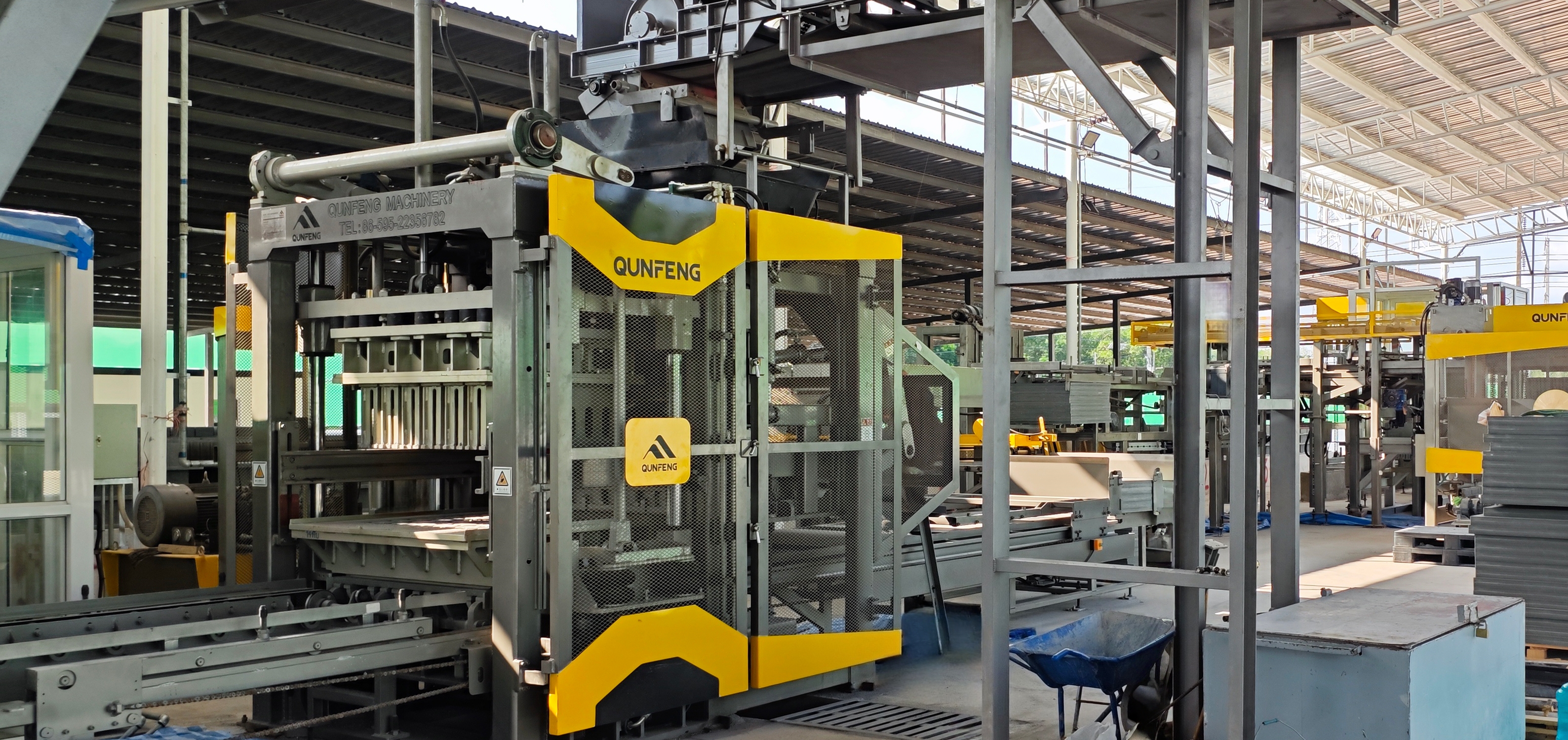 The modern tunnel kiln shuttle-car production line located in Thailand represents the highest-capacity and most intelligent block-making equipment in the region. Barisan pengeluaran kereta ulang-alik tanur terowong moden yang terletak di Thailand mewakili peralatan membuat blok berkapasiti tertinggi dan paling pintar di rantau ini.