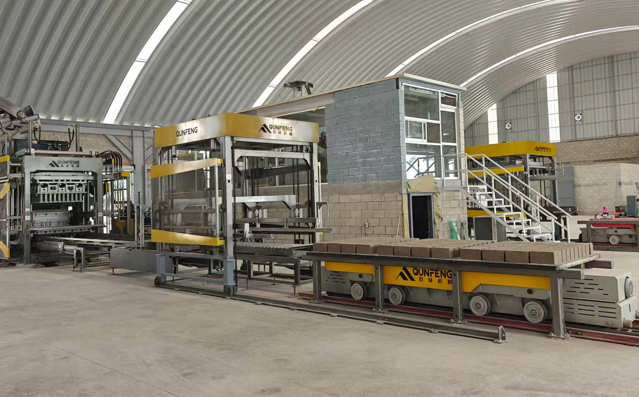 The QS2000 fully automatic concrete product molding production line manufactured by Qunfeng Machinery for a client in Mexico, North America. Barisan pengeluaran acuan produk konkrit automatik sepenuhnya QS2000 yang dikeluarkan oleh Qunfeng Machinery untuk pelanggan di Mexico, Amerika Utara.