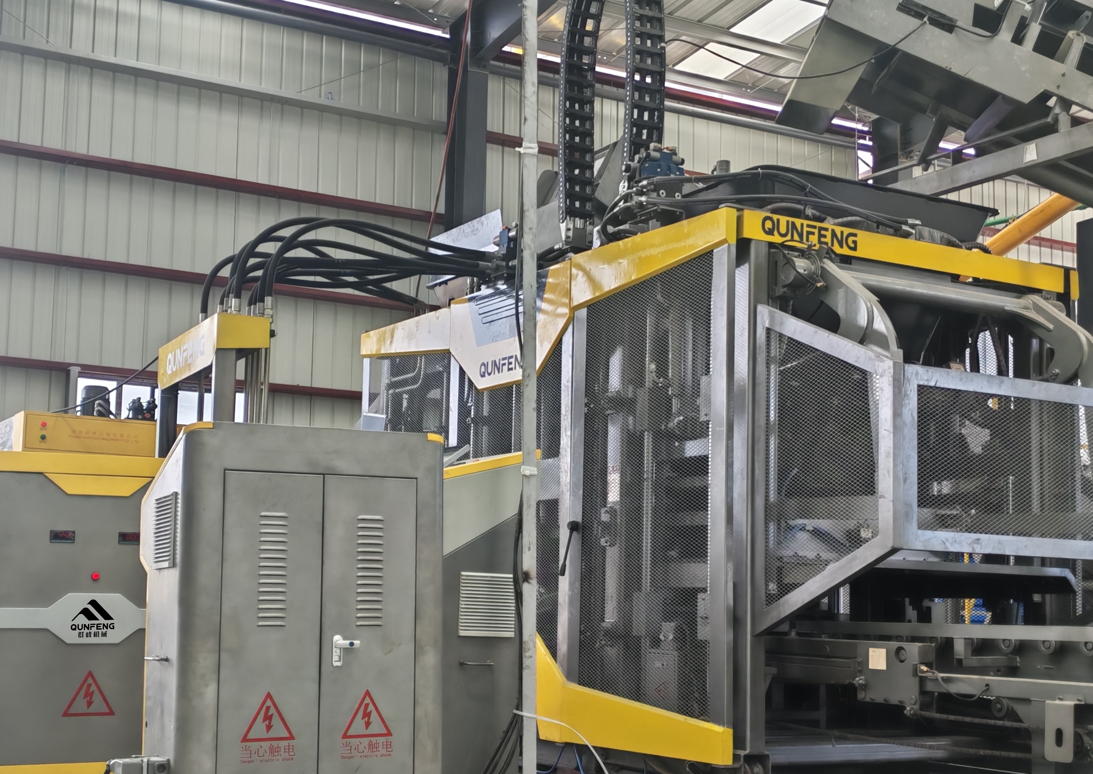 QUNFENG’s QS series concrete product forming machine, featuring a patented independent servo-driven vibration system, is capable of producing a wider variety of brick types. Mesin pembentuk produk konkrit siri QS QUNFENG, yang menampilkan sistem getaran pacuan servo bebas yang dipatenkan, mampu menghasilkan pelbagai jenis bata yang lebih luas.