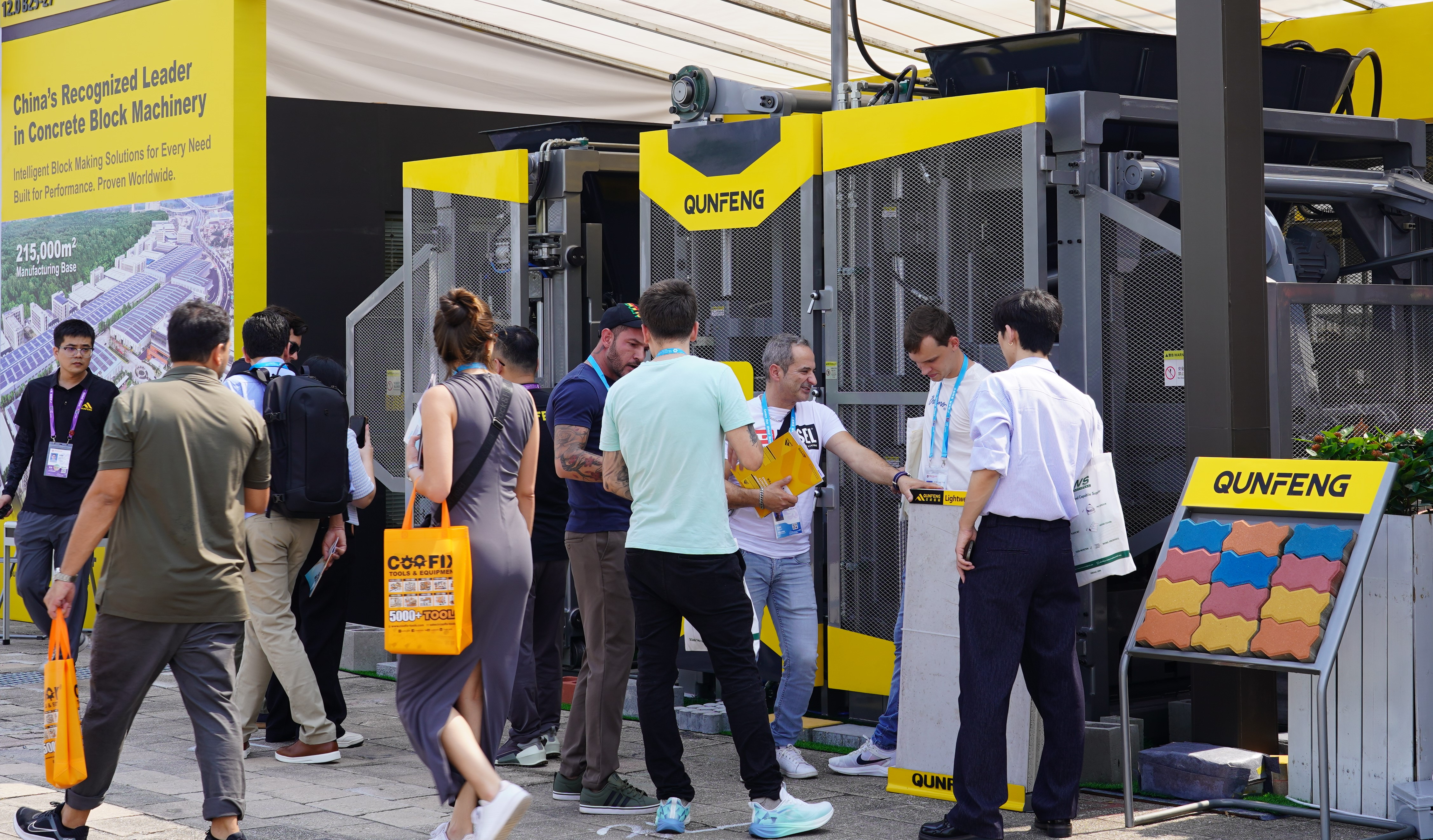 Global business clients show keen interest in Qunfeng Machinery’s equipment. Pelanggan perniagaan global menunjukkan minat yang mendalam terhadap peralatan Qunfeng Machinery.