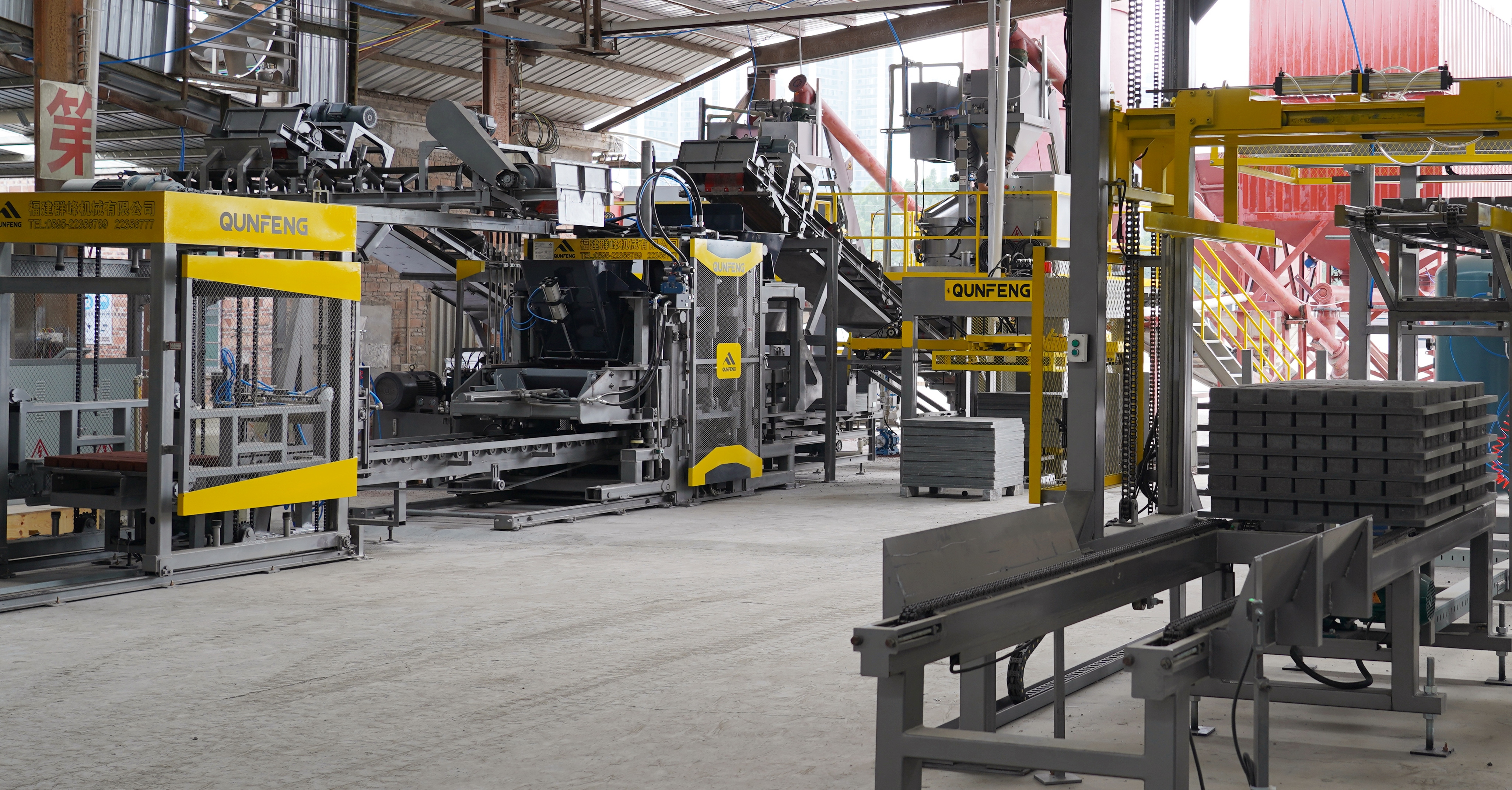 The Qunfeng Machinery production line commissioned by a Guangdong client has become the highest-output block-making line in the local area. Barisan pengeluaran Jentera Qunfeng yang ditugaskan oleh pelanggan Guangdong telah menjadi barisan pembuatan blok dengan output tertinggi di kawasan tempatan.