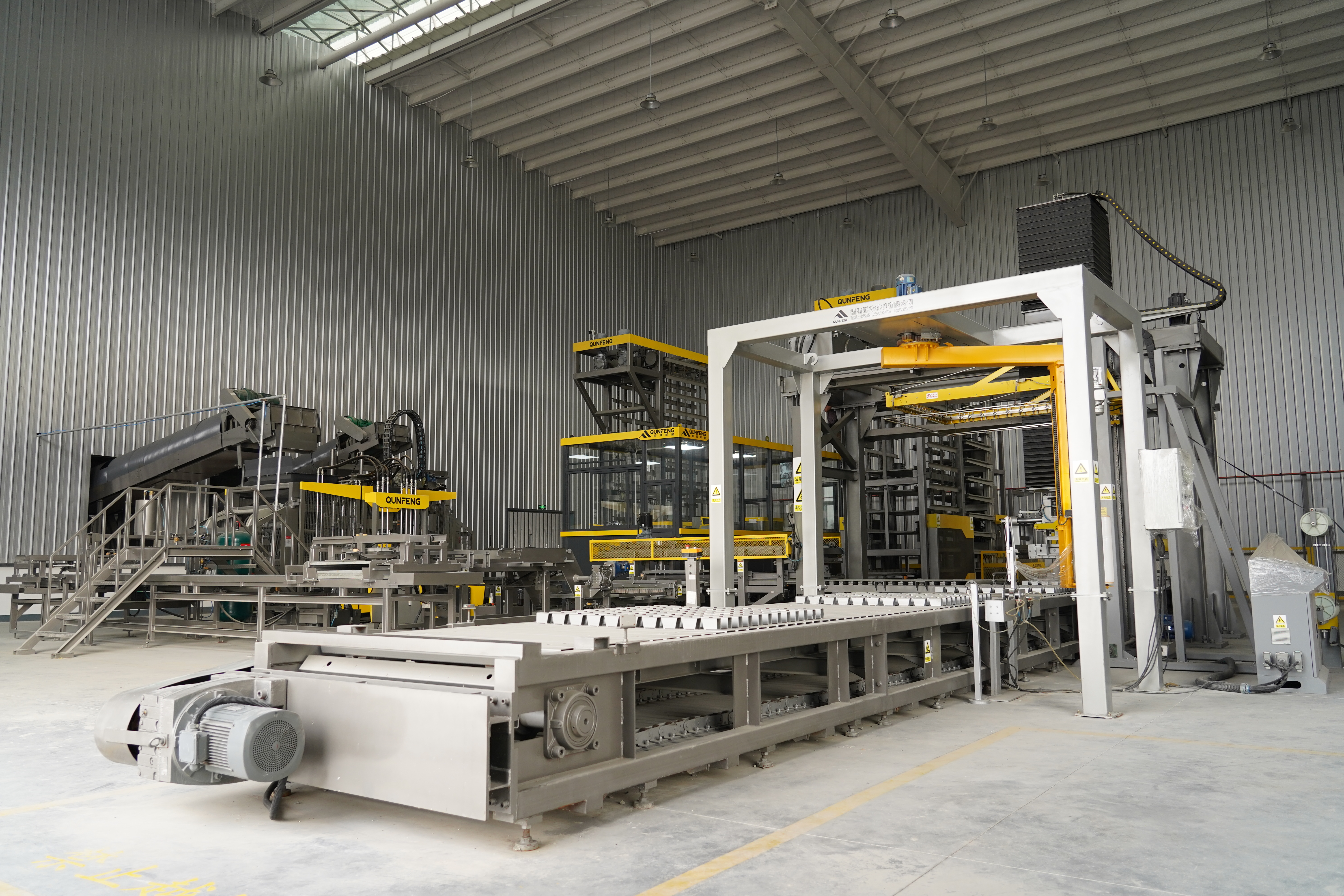 Qunfeng Machinery supplies a solid waste block-making production line for a construction waste recycling project in Quanzhou. Jentera Qunfeng membekalkan barisan pengeluaran pembuatan blok sisa pepejal untuk projek kitar semula sisa pembinaan di Quanzhou.