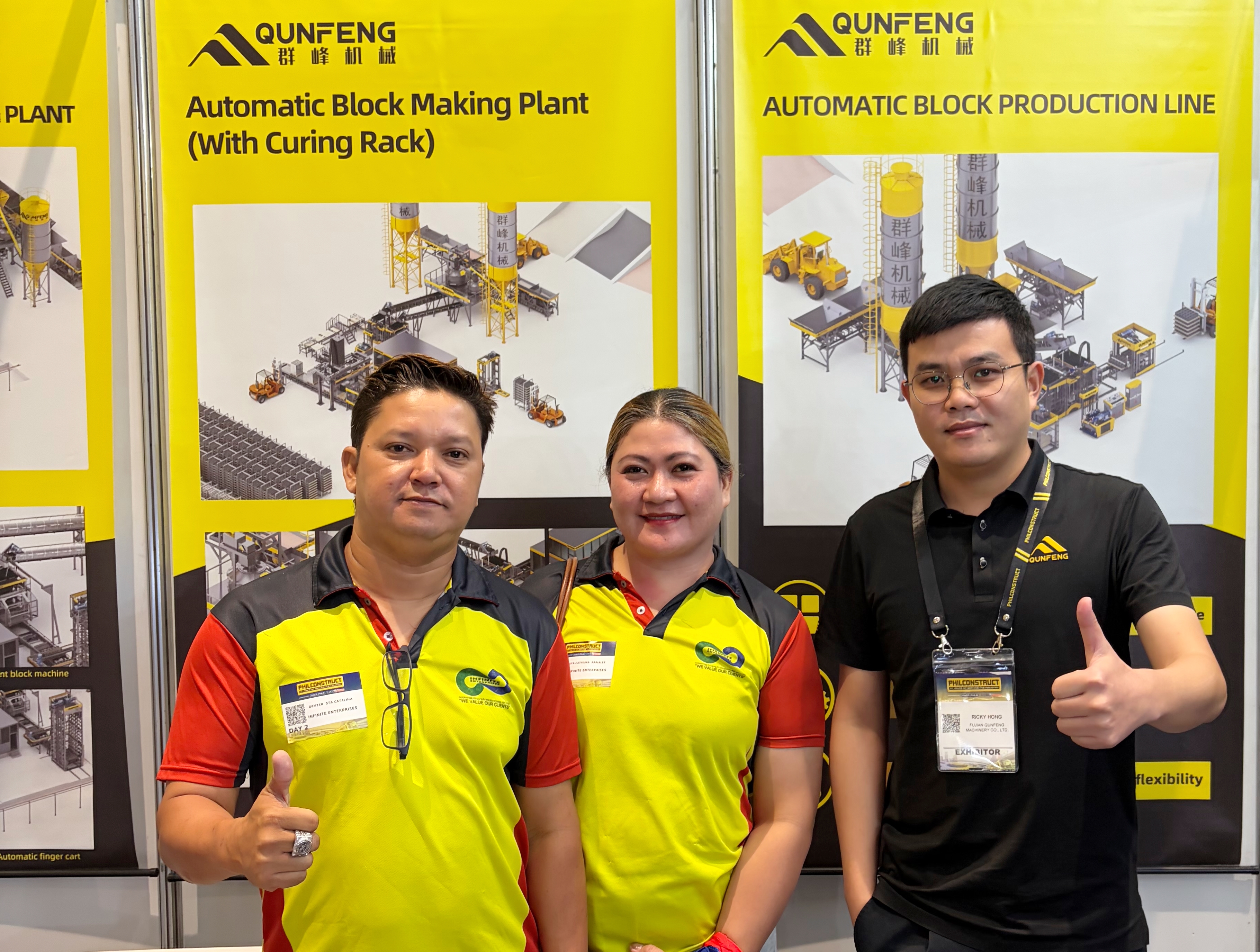 The Qunfeng team in the Philippines poses for a photo with the client after signing the contract. Pasukan Qunfeng di Filipina bergambar dengan pelanggan selepas menandatangani kontrak.