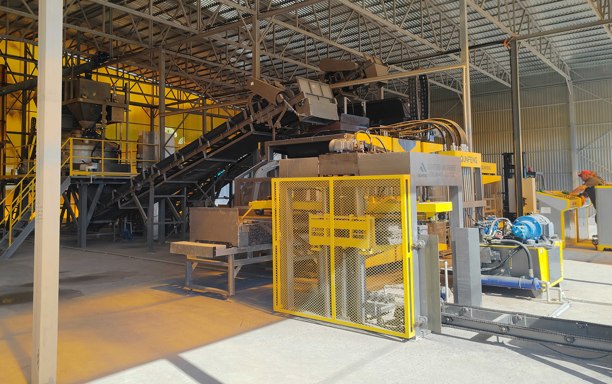 The QS1300 series concrete product production line supplied by Qunfeng Machinery to a client in Kazakhstan features high-end intelligent technology that reduces the need for manual operational steps Barisan pengeluaran produk konkrit siri QS1300 yang dibekalkan oleh Qunfeng Machinery kepada pelanggan di Kazakhstan menampilkan teknologi pintar mewah yang mengurangkan keperluan untuk langkah operasi manual