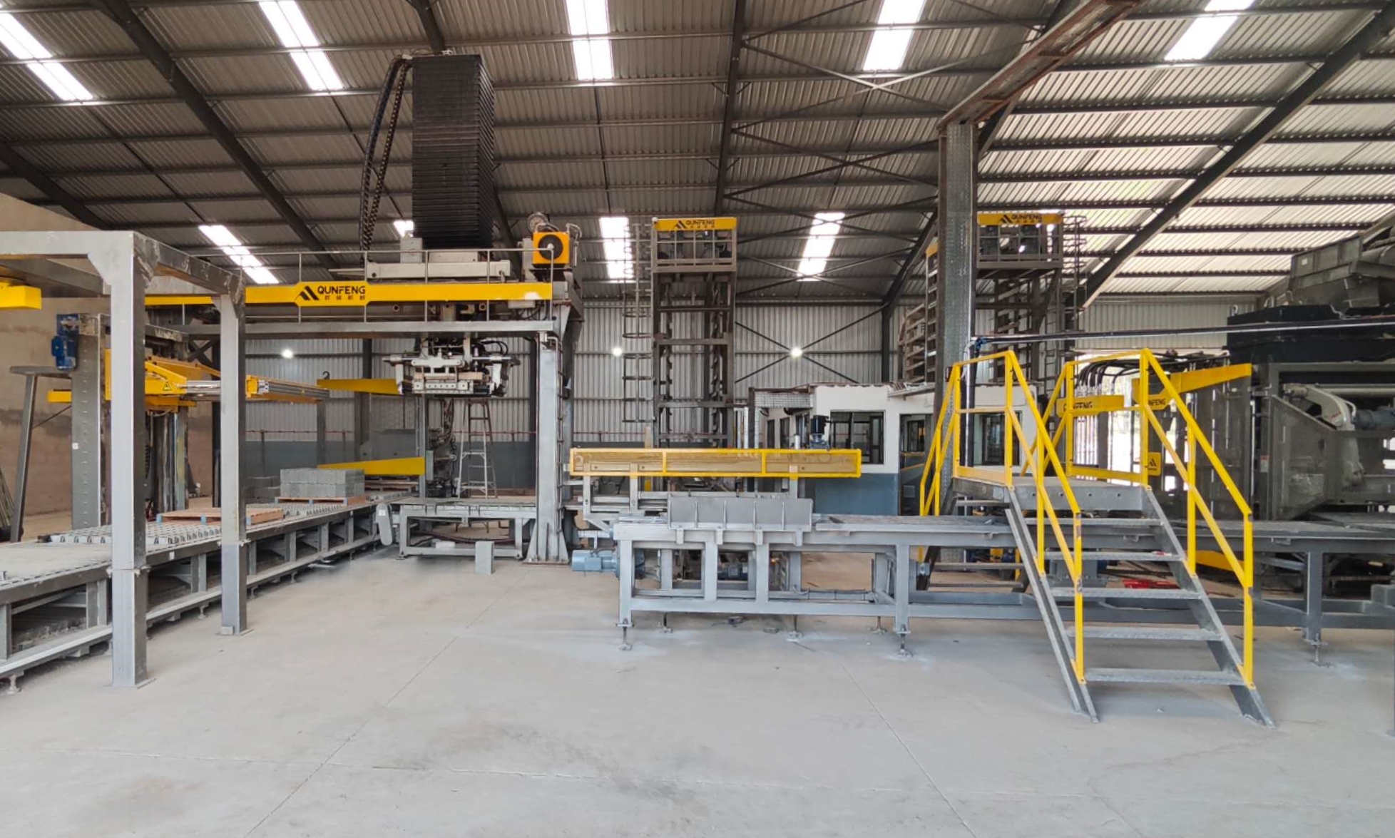 Qunfeng Machinery QS series concrete product production line put into operation in South Africa. Barisan pengeluaran produk konkrit siri Qunfeng Machinery QS yang mula beroperasi di Afrika Selatan.