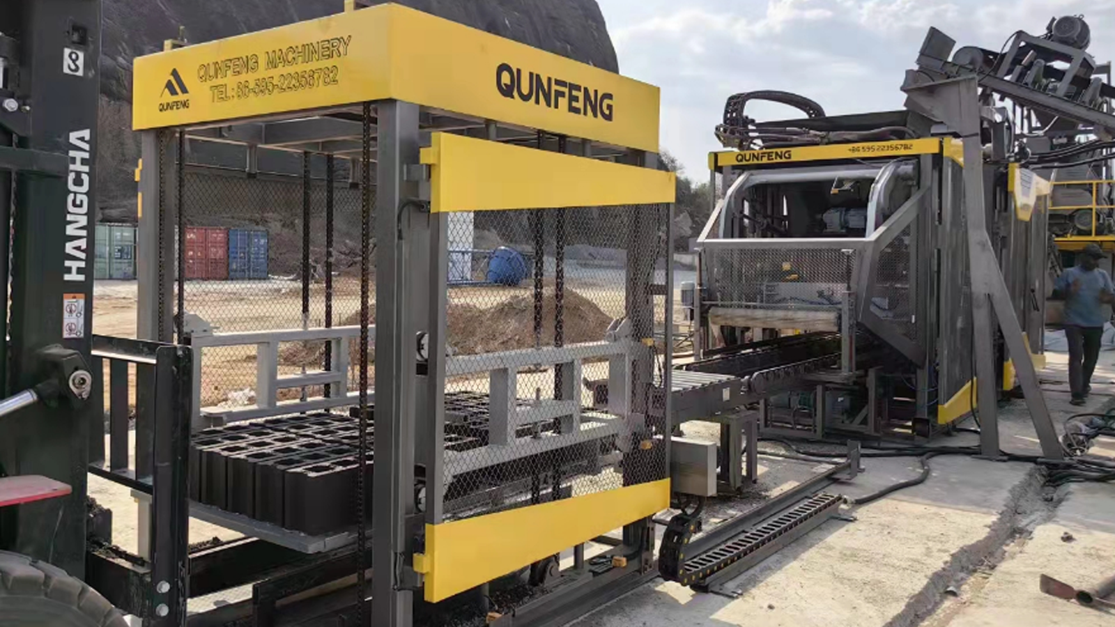 Qunfeng Machinery’s QS series fully automatic concrete product production line, ordered by a South Sudanese client, supports post-conflict and post-disaster reconstruction. Barisan pengeluaran produk konkrit automatik sepenuhnya siri Qunfeng Machinery, yang ditempah oleh pelanggan Sudan Selatan, menyokong pembinaan semula pasca konflik dan pasca bencana.