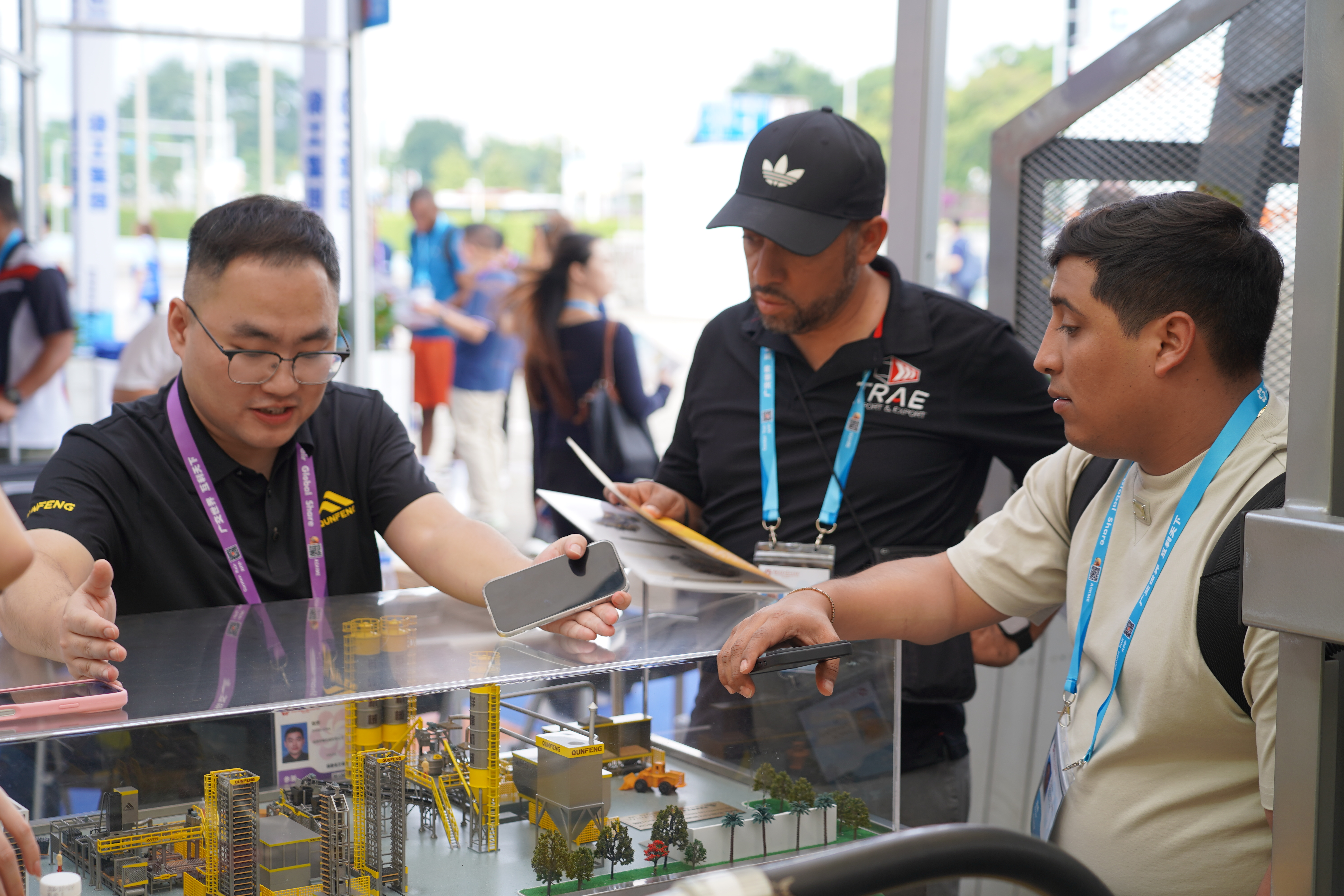 Customers from the Americas express interest in collaborating with Qunfeng Machinery on production lines Pelanggan dari Amerika menyatakan minat untuk bekerjasama dengan Qunfeng Machinery pada barisan pengeluaran
