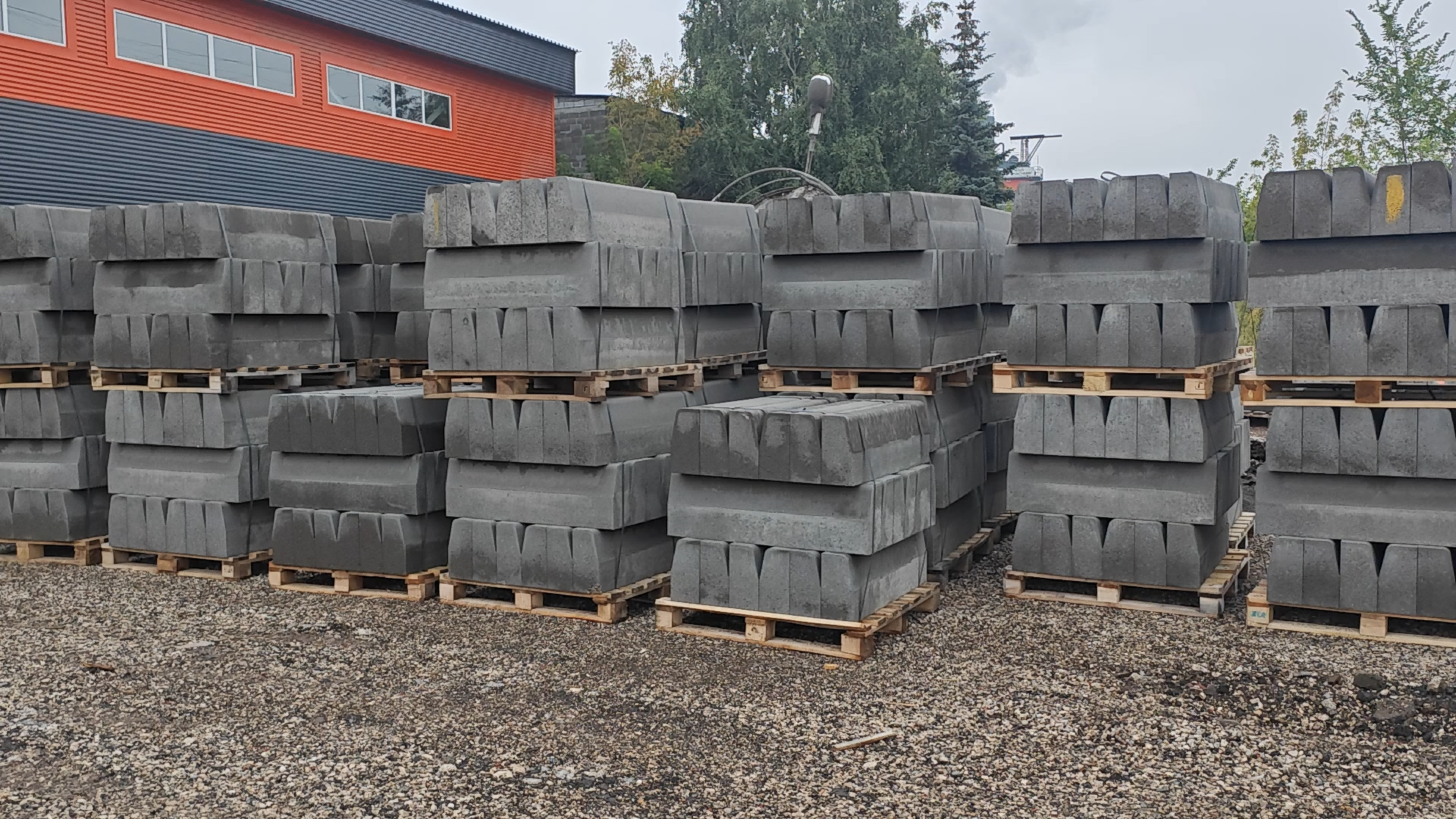 High-quality kerbstone products manufactured on Qunfeng Machinery production lines are highly popular in Russia. Produk kerbstone berkualiti tinggi yang dihasilkan di barisan pengeluaran Jentera Qunfeng sangat popular di Rusia.