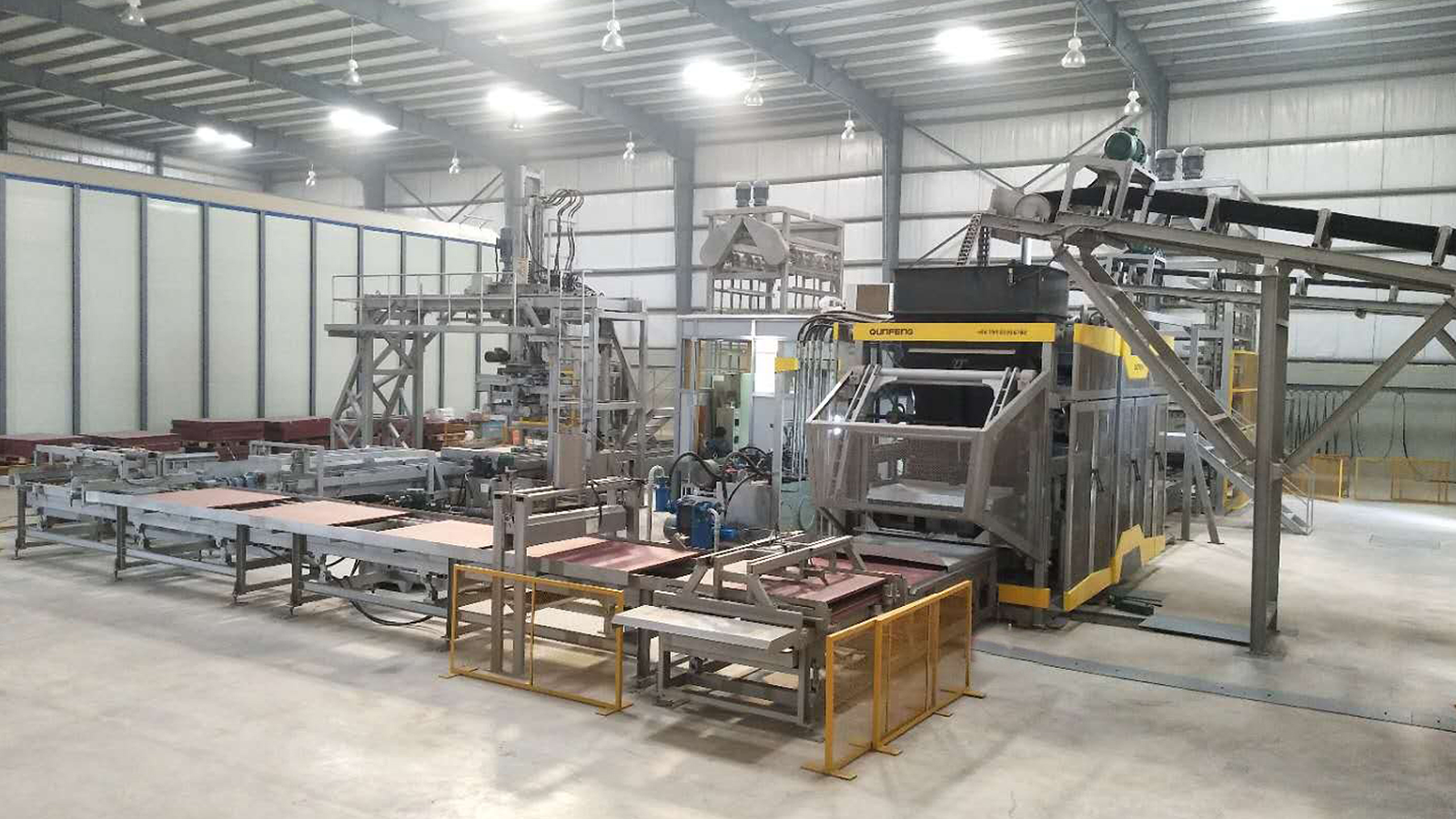 Qunfeng Machinery’s QS2000 fully automatic production line in Pakistan has stable production capacity, making it a benchmark in South Asia. Barisan pengeluaran automatik sepenuhnya QS2000 Qunfeng Machinery di Pakistan mempunyai kapasiti pengeluaran yang stabil, menjadikannya penanda aras di Asia Selatan.