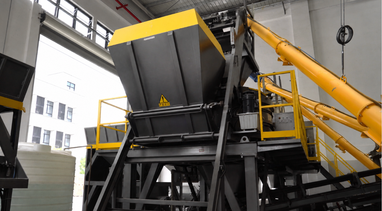 The Fujian QS-series fully automatic production line’s batching and mixing system maintains stable output even when handling specialized materials. Sistem batching dan pencampuran barisan pengeluaran automatik sepenuhnya siri Fujian QS mengekalkan output yang stabil walaupun semasa mengendalikan bahan khusus.