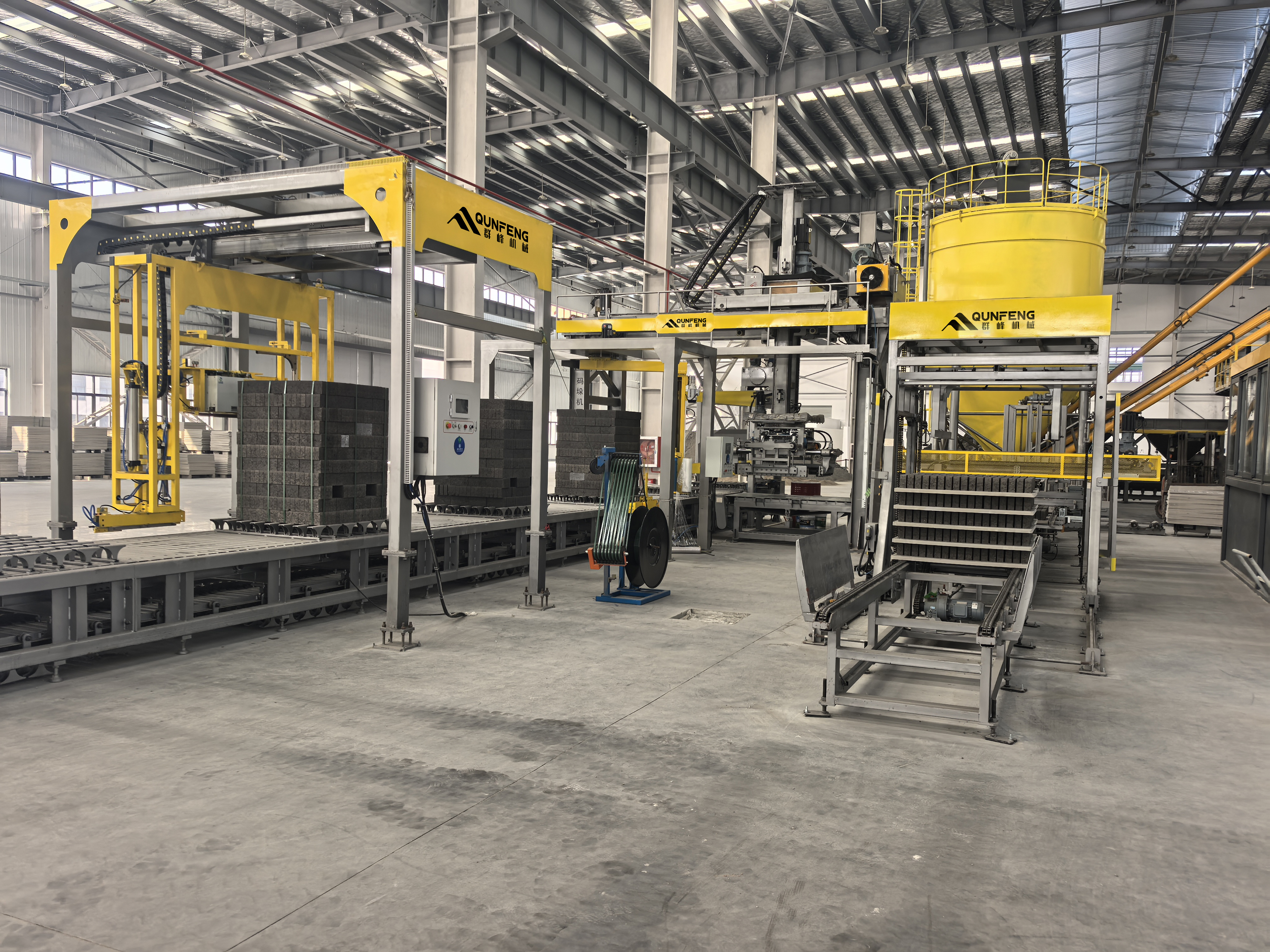 Qunfeng Machinery’s solid waste recycling and processing production line is currently producing blocks; the entire line is highly intelligent and automated. Barisan pengeluaran kitar semula dan pemprosesan sisa pepejal Qunfeng Machinery sedang menghasilkan blok; keseluruhan baris adalah sangat pintar dan automatik.