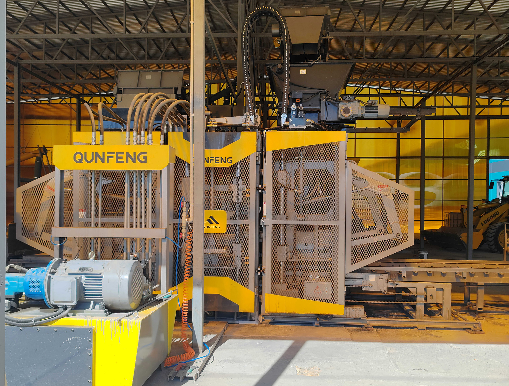 QS1300 Series Concrete Product Molding Machine Supplied by Qunfeng Machinery to a Client in Kazakhstan, Central Asia Mesin Pengacuan Produk Konkrit Siri QS1300 Dibekalkan oleh Jentera Qunfeng kepada Pelanggan di Kazakhstan, Asia Tengah