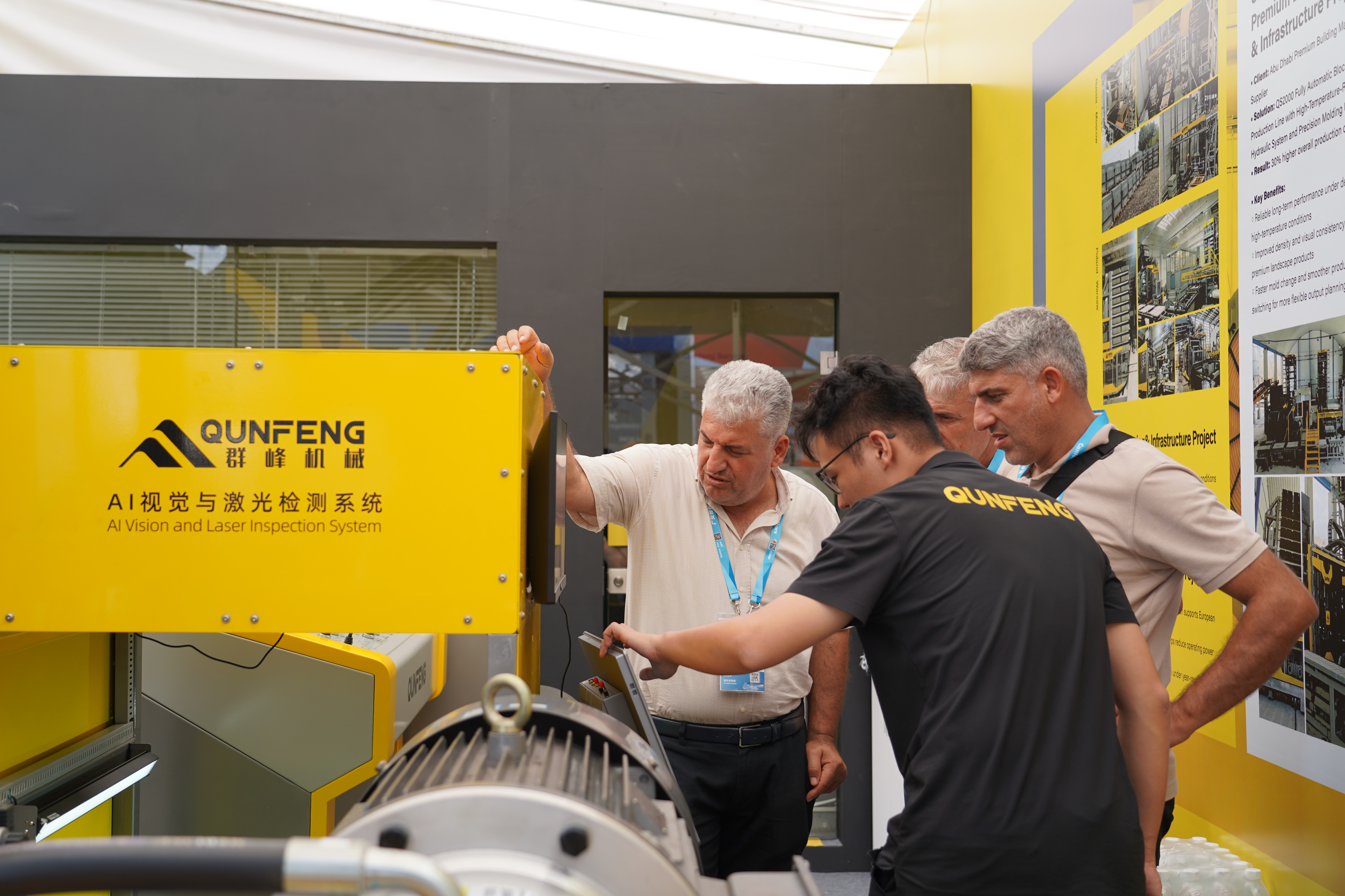 Qunfeng Machinery’s highly intelligent programs attract customer interest. Program Qunfeng Machinery yang sangat pintar menarik minat pelanggan.