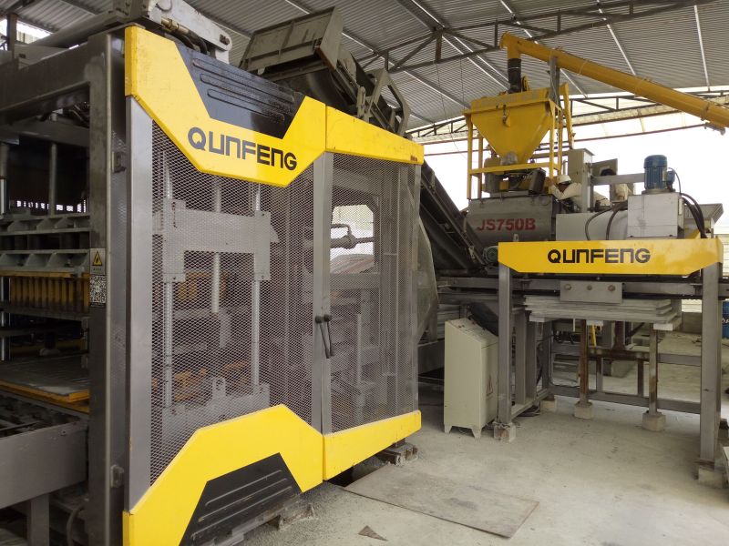 barisan pengeluaran blok automatik QS1300 QS1300 di Vietnam