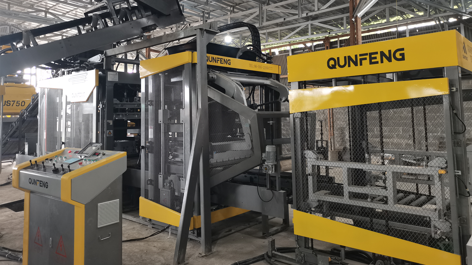 Barisan pengeluaran blok automatik QS1300 di Jakarta, Indonesia