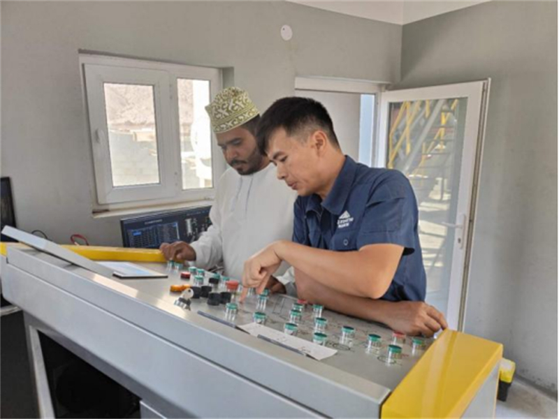 Jurutera Qunfeng membimbing pelanggan dalam peralatan operasi (Sumber: Qunfeng)