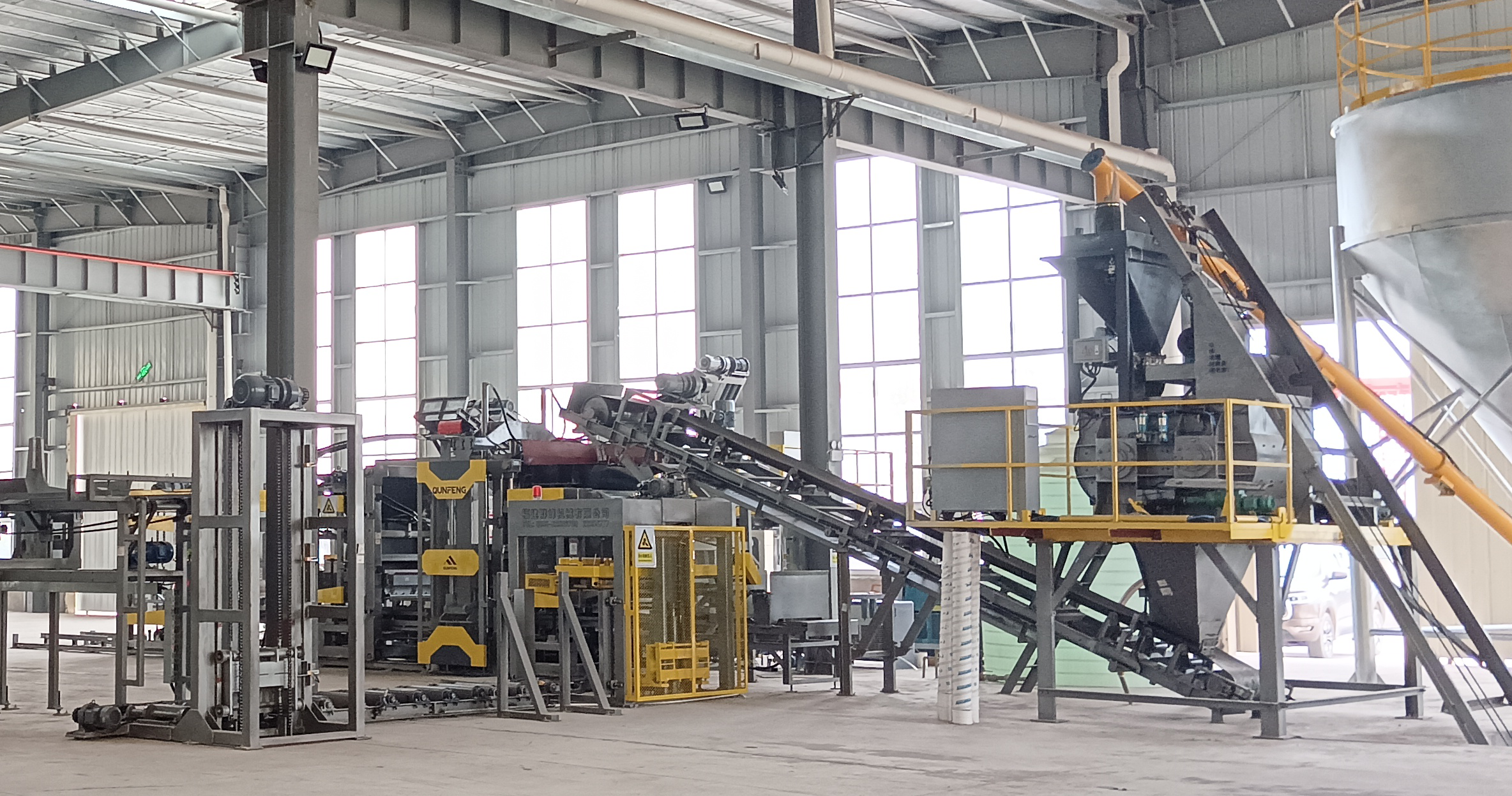 QUNFENG Jentera Pendaratan Barisan Pengeluaran Blok Automatik, Pembinaan Kluster Perindustrian Teknologi Tinggi Sichuan Mempercepatkan