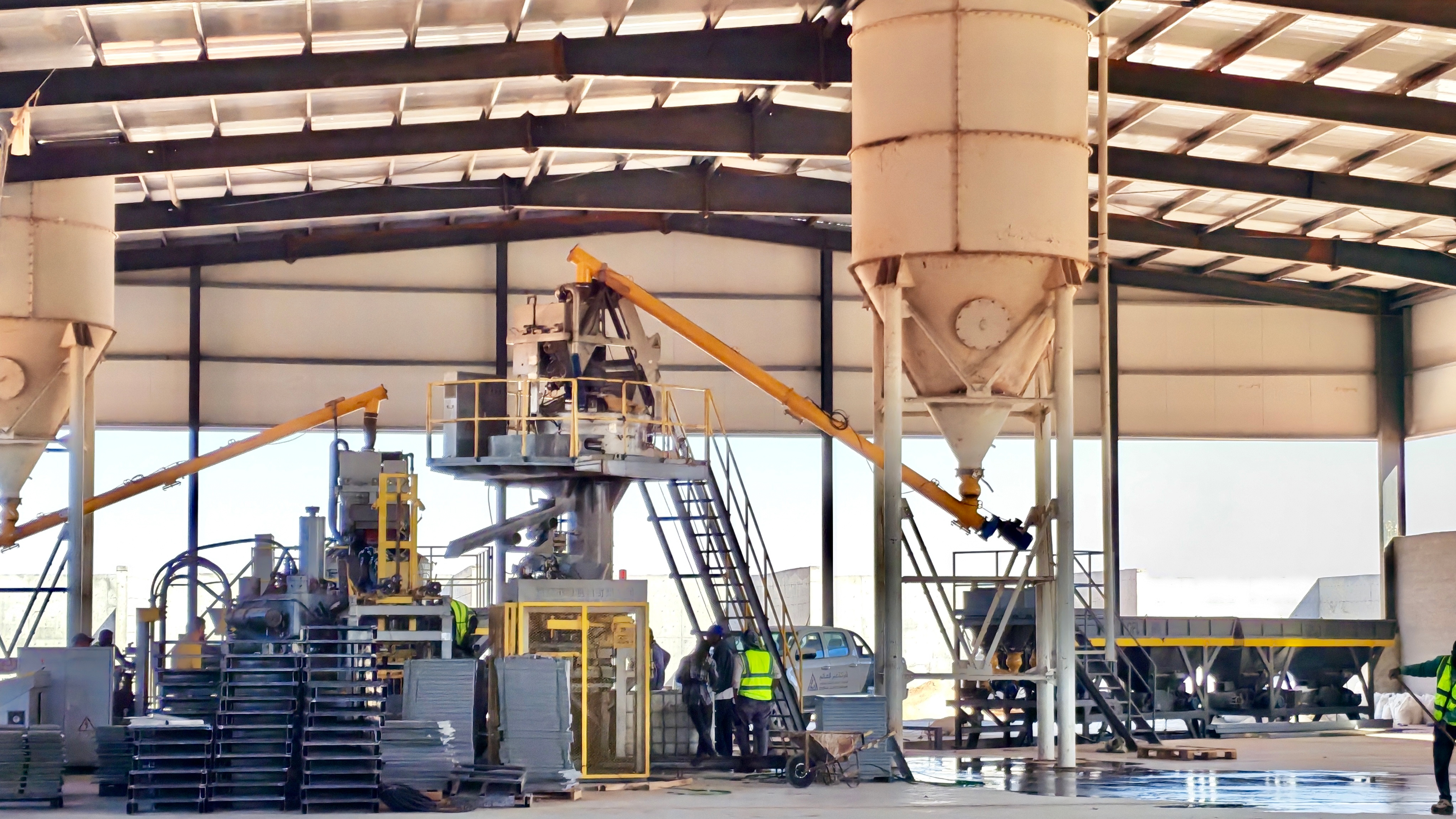 Talian pengeluaran jubin terrazzo jentera Qunfeng yang ditempatkan di Libya, mempamerkan peranan pembuatan pintar Cina dalam kemajuan infrastruktur Afrika