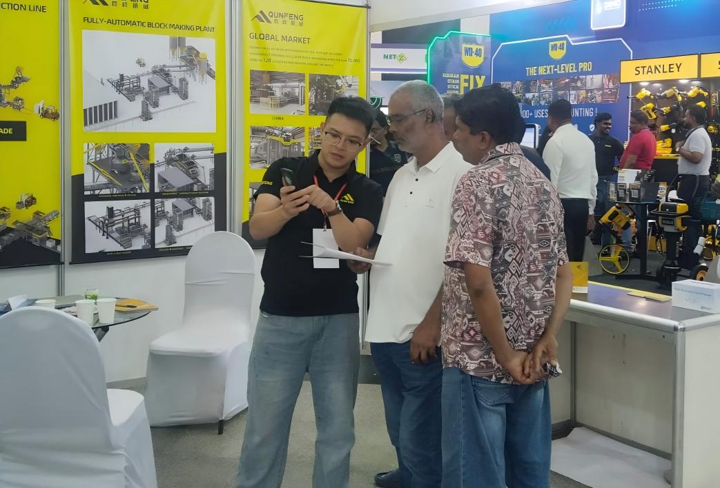 Pasukan Jentera Qunfeng menunjukkan kelebihan mesin membuat blok pintar kepada pelanggan India.