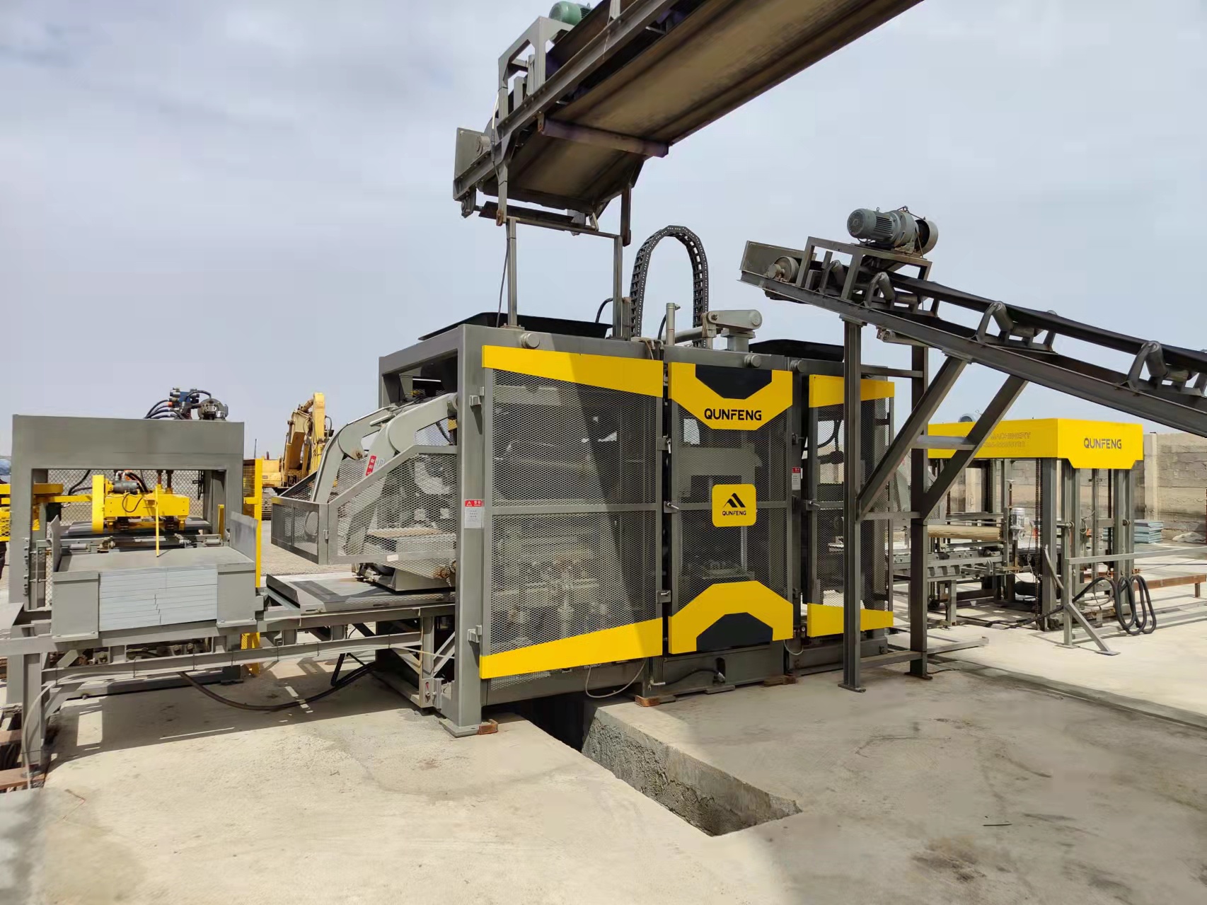 QS1300 barisan pengeluaran produk konkrit automatik sepenuhnya yang dibeli oleh pelanggan di Oman.