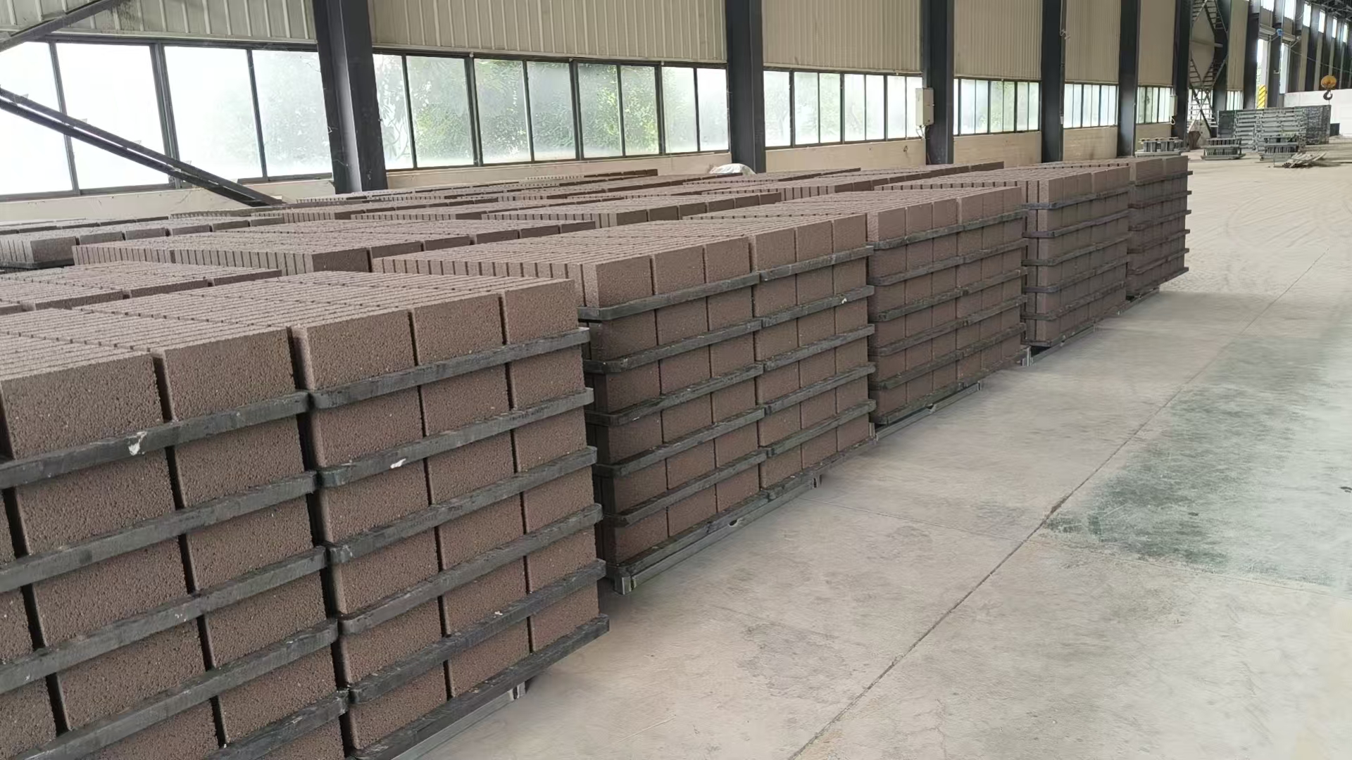 Produk simen berkualiti tinggi yang dihasilkan menggunakan jentera Qunfeng mempunyai kekuatan tinggi dan pengeluaran pengeluaran yang tinggi.