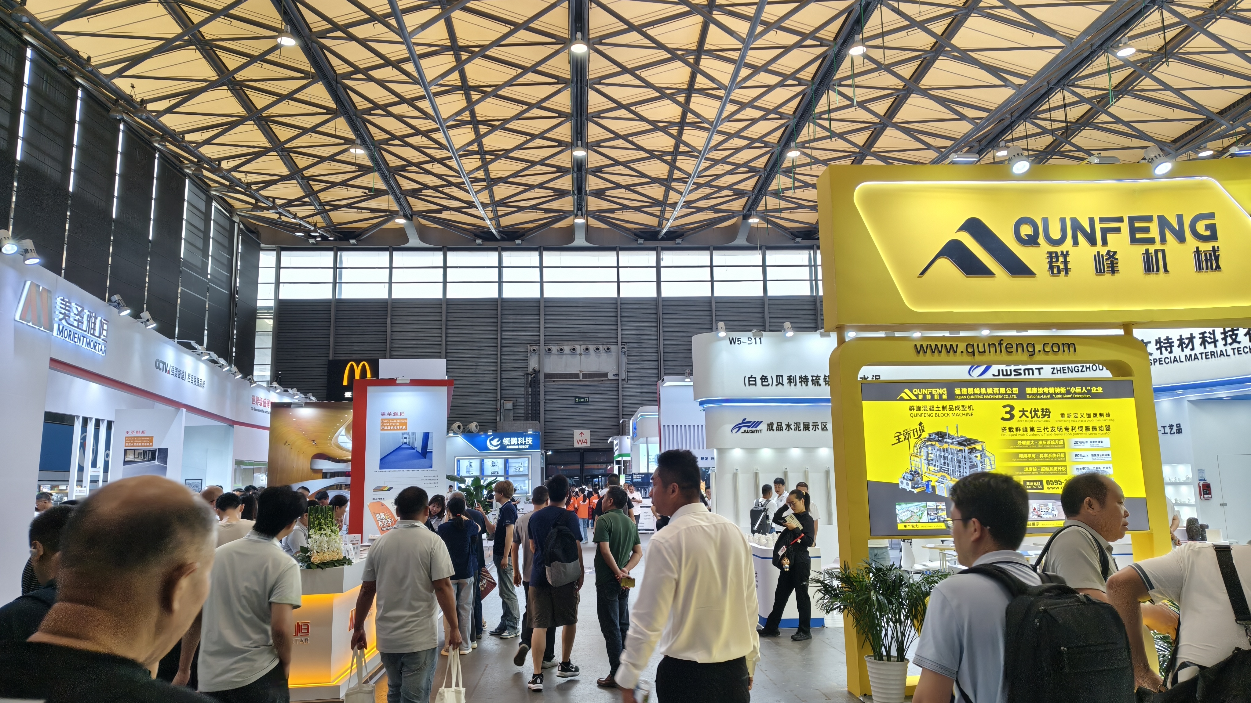 Gerai Qunfeng Machinery menarik orang ramai, menjadikannya jenama terhangat dalam industri mesin membuat blok.