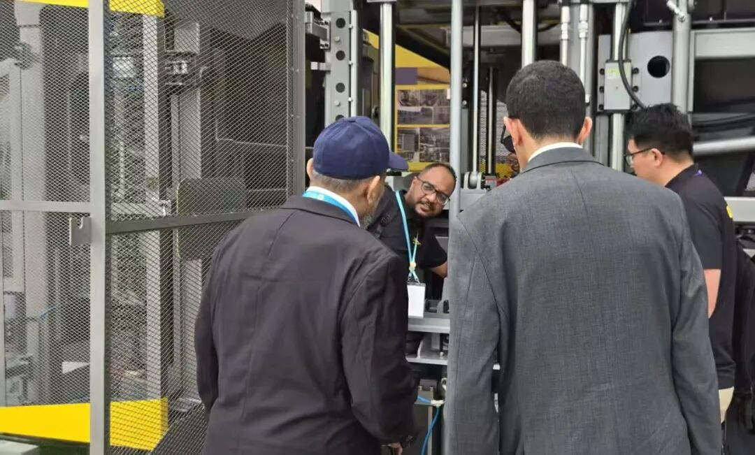 Pelanggan Timur Tengah membincangkan barisan pengeluaran blok konkrit dengan Qunfeng