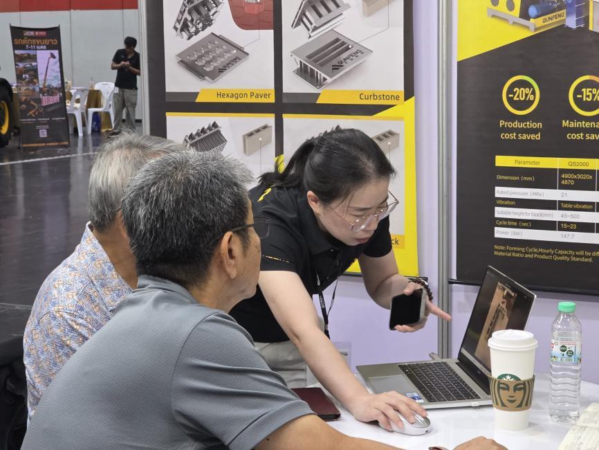 Pasukan Qunfeng Machinery menerangkan penyelesaian yang boleh disesuaikan kepada pelanggan Asia Tenggara.