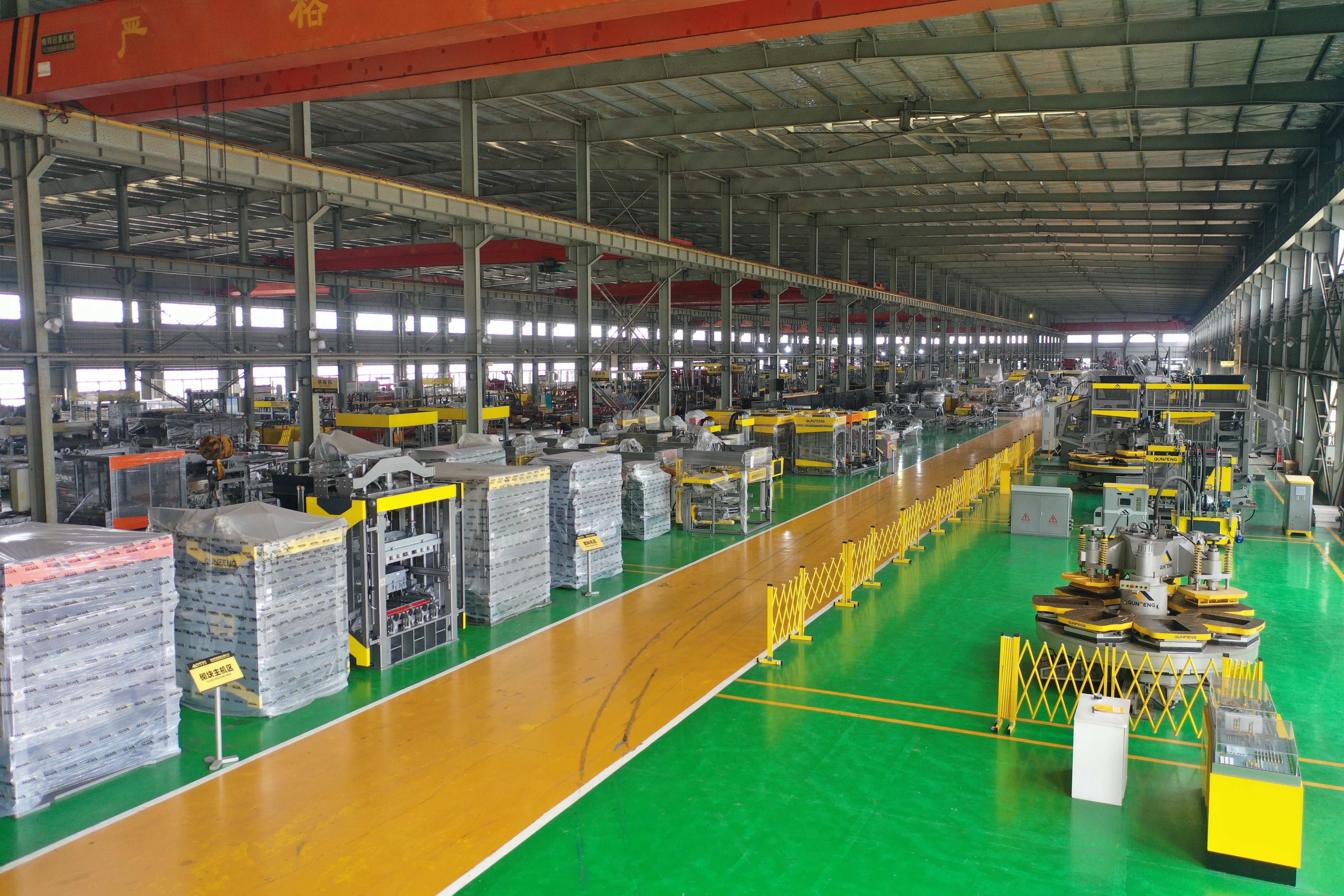 Barisan produk peralatan bahan binaan Qunfeng Machinery yang pelbagai, meliputi barisan pengeluaran untuk blok, bata perlindungan cerun dan blok konkrit berudara.