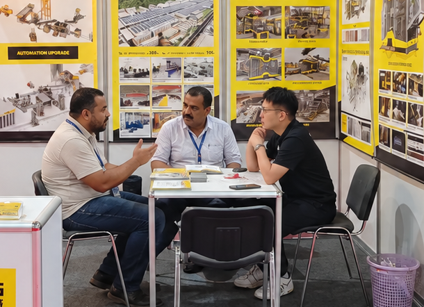 Pelanggan Timur Tengah yang lama membuat pembelian ulangan peralatan membuat blok Qunfeng Machinery.