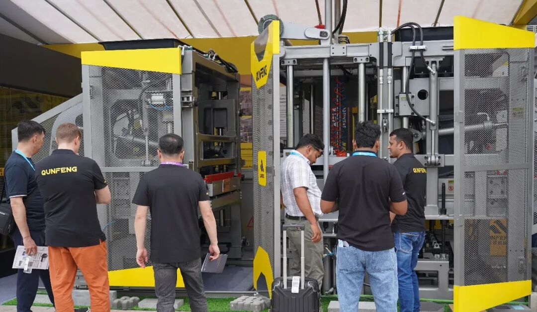 Pelawat global meneroka penyelesaian mesin pembuatan blok Qunfeng di Pameran Canton ke-139
