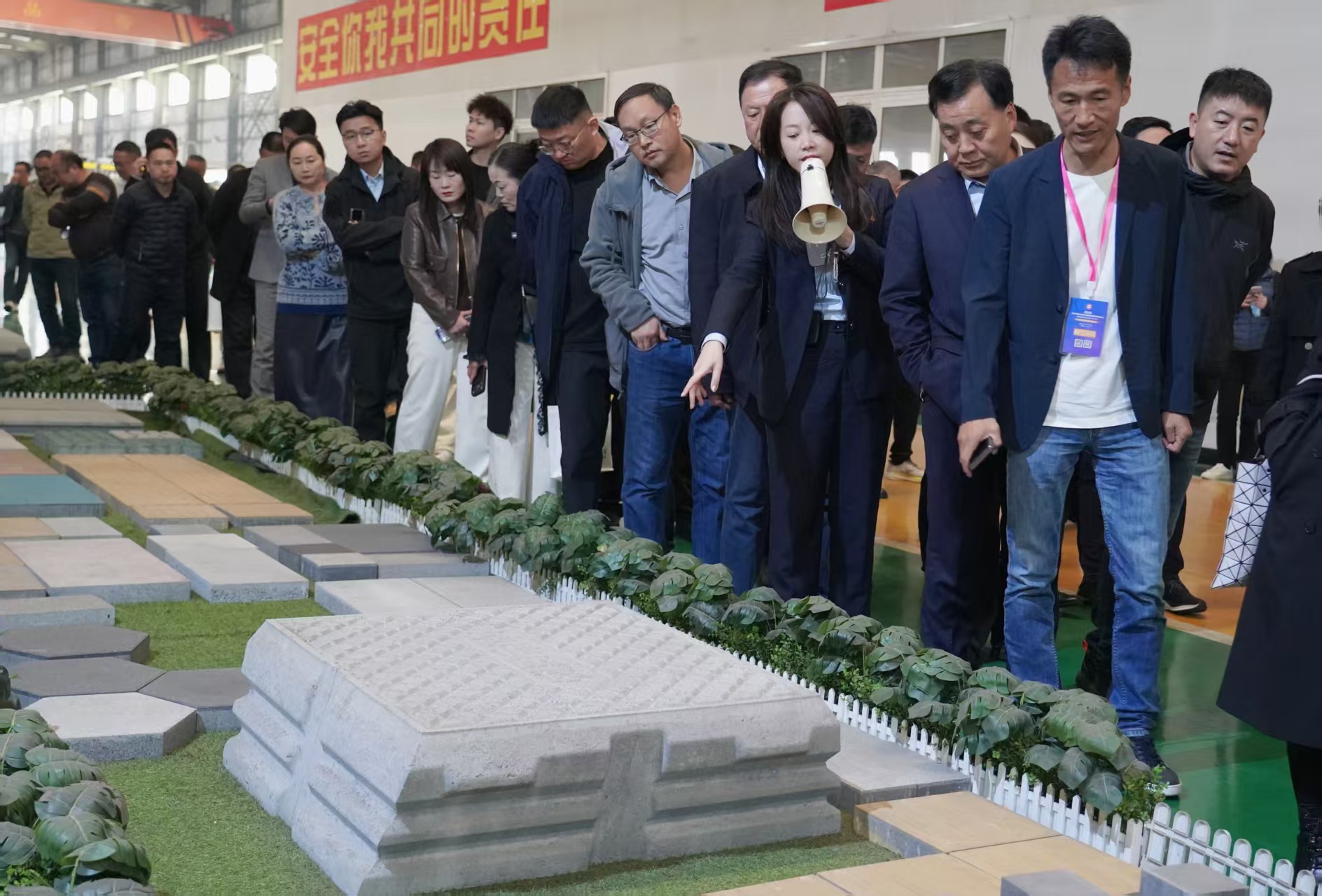 Delegasi Industri Blok PC memerhatikan blok dasar jalan barisan pengeluaran tuang kering automatik