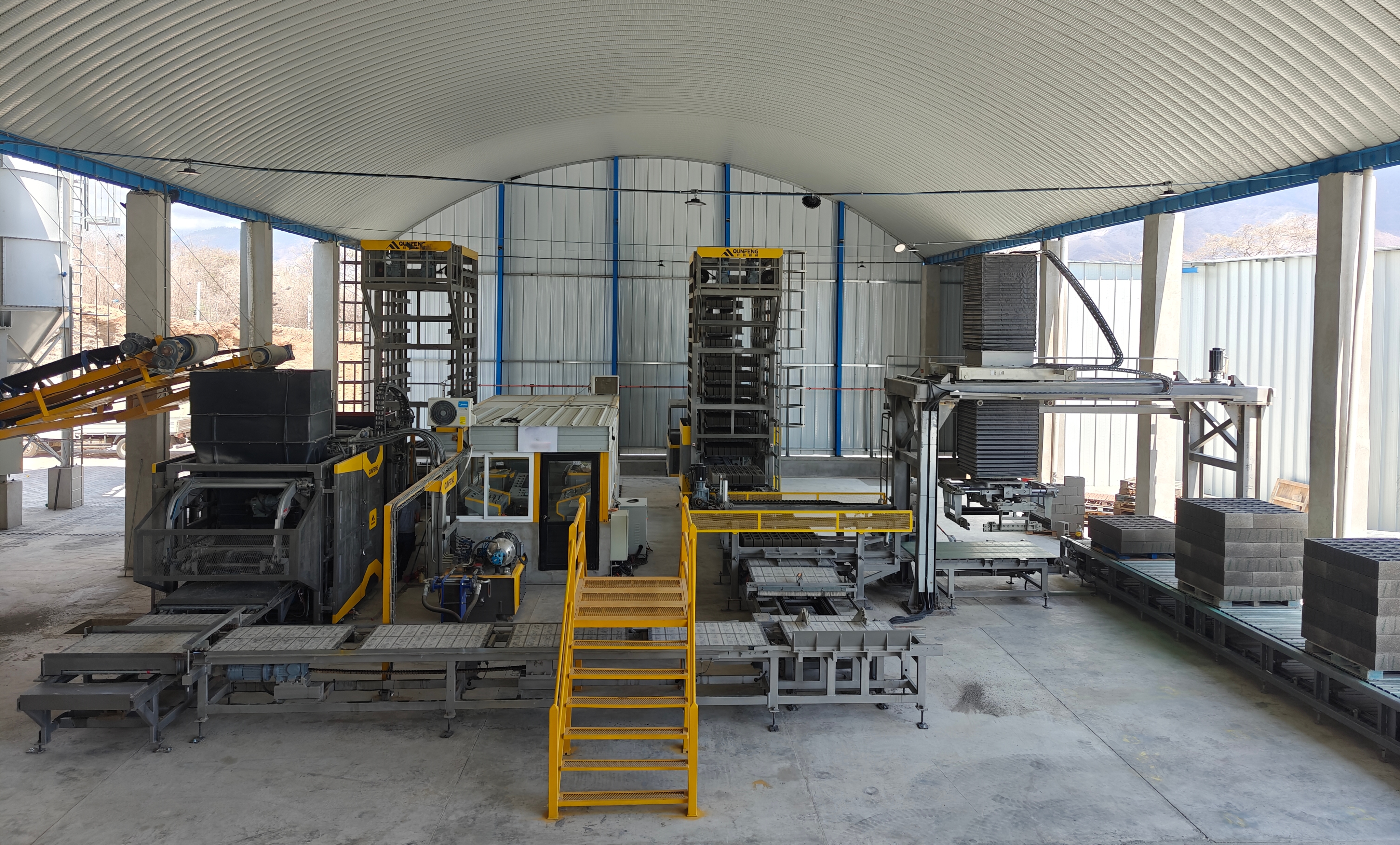 Qunfeng QS1500 tapak barisan pengeluaran produk konkrit automatik sepenuhnya di Guatemala